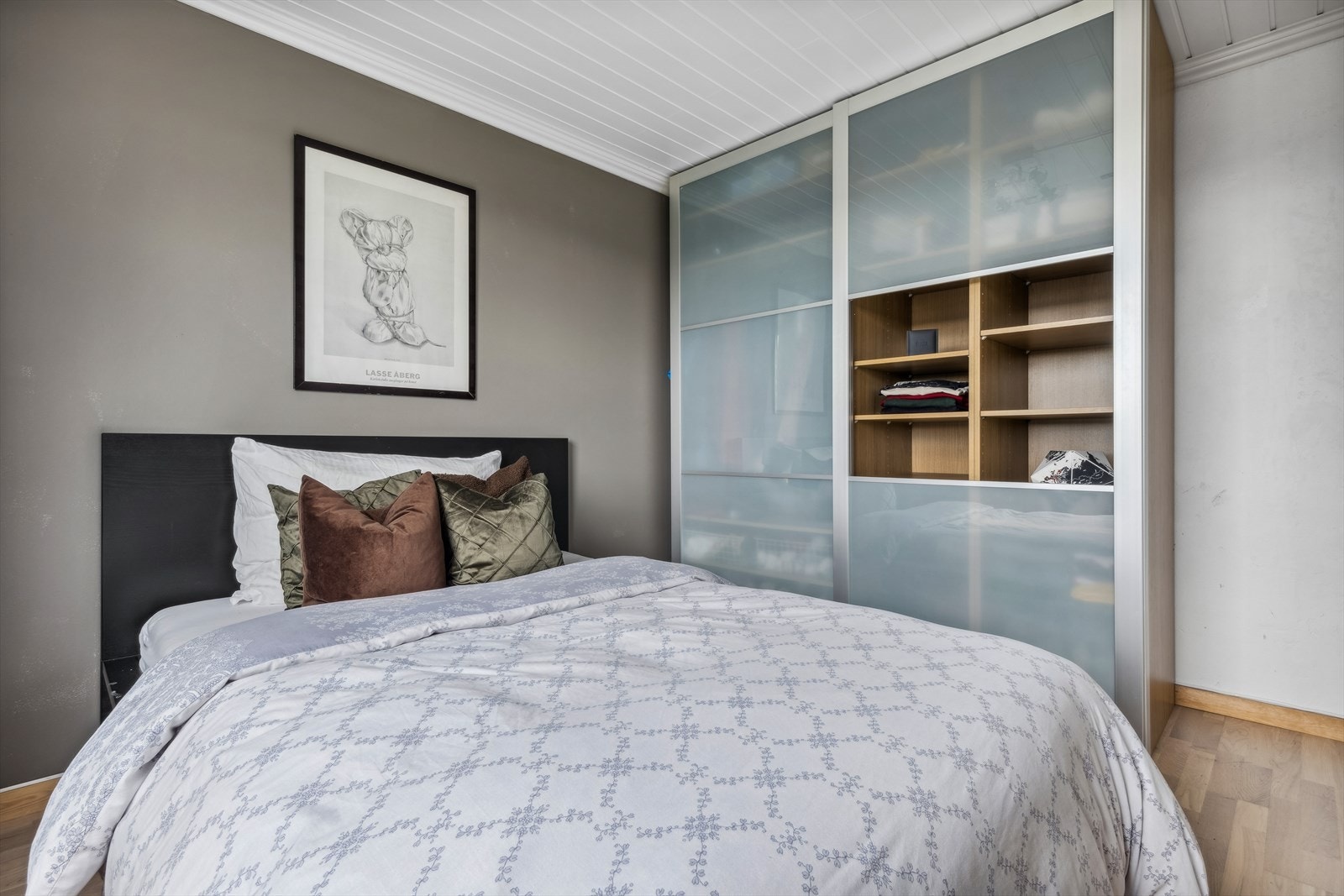 Det er satt inn en romslig garderobe som medfølger handelen. Galleribilde