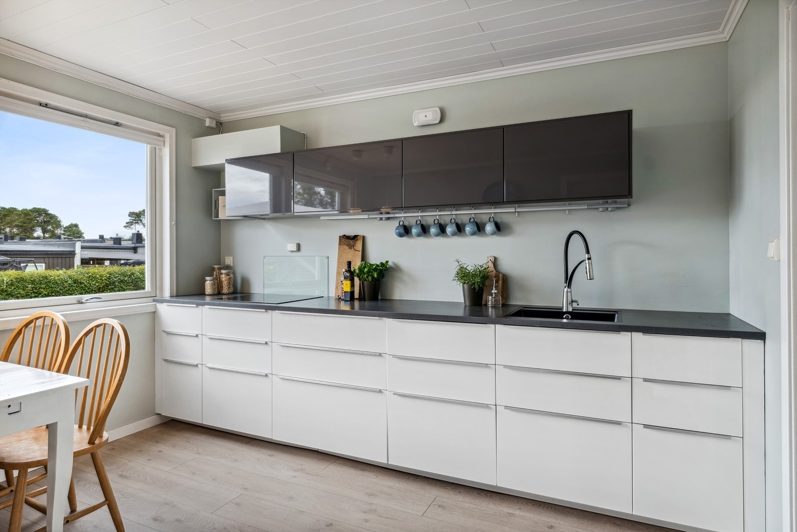 Kjøkkenet ligger praktisk adskilt fra stuerommet, og rommer 12,5m². Det ble oppgradert i 2016/2017. Galleribilde