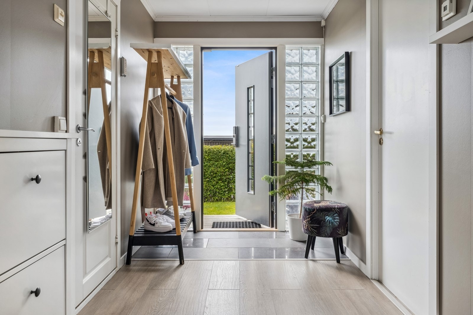 Det er etablert gulvvarme i gangen, samt lagt flis ved inngangsparti. Galleribilde