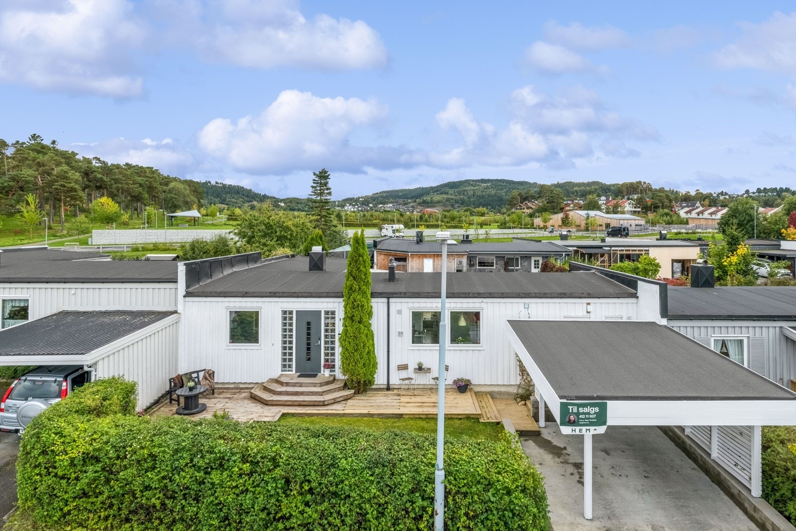 Velkommen til Syrinvegen 18 - et delikat og innholdsrikt atriumhus med god beliggenhet i et familievennlig boområde på Charlottenlund. Galleribilde