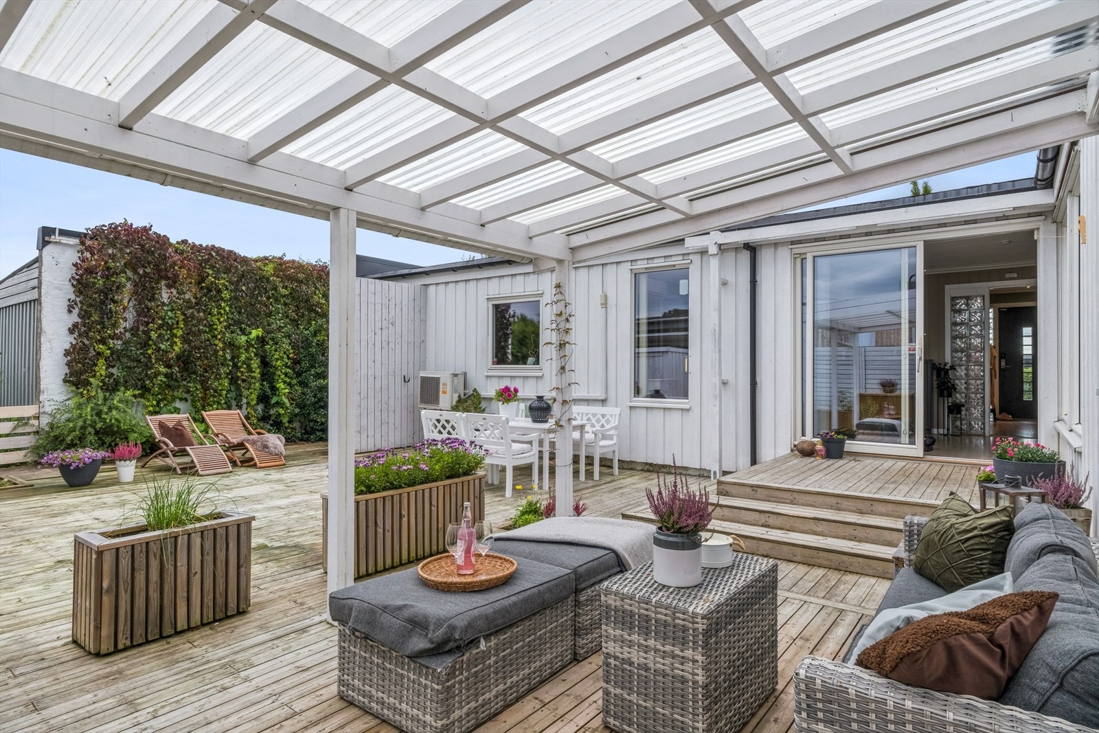 Terrassen strekker seg over ca. 86m², og gir godt med boltreplass for både store og små. Galleribilde