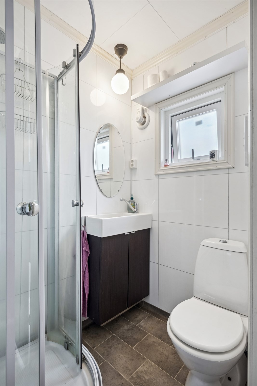 Baderommet i utleiedelen ble oppgradert av dagens eiere i 2016. Galleribilde
