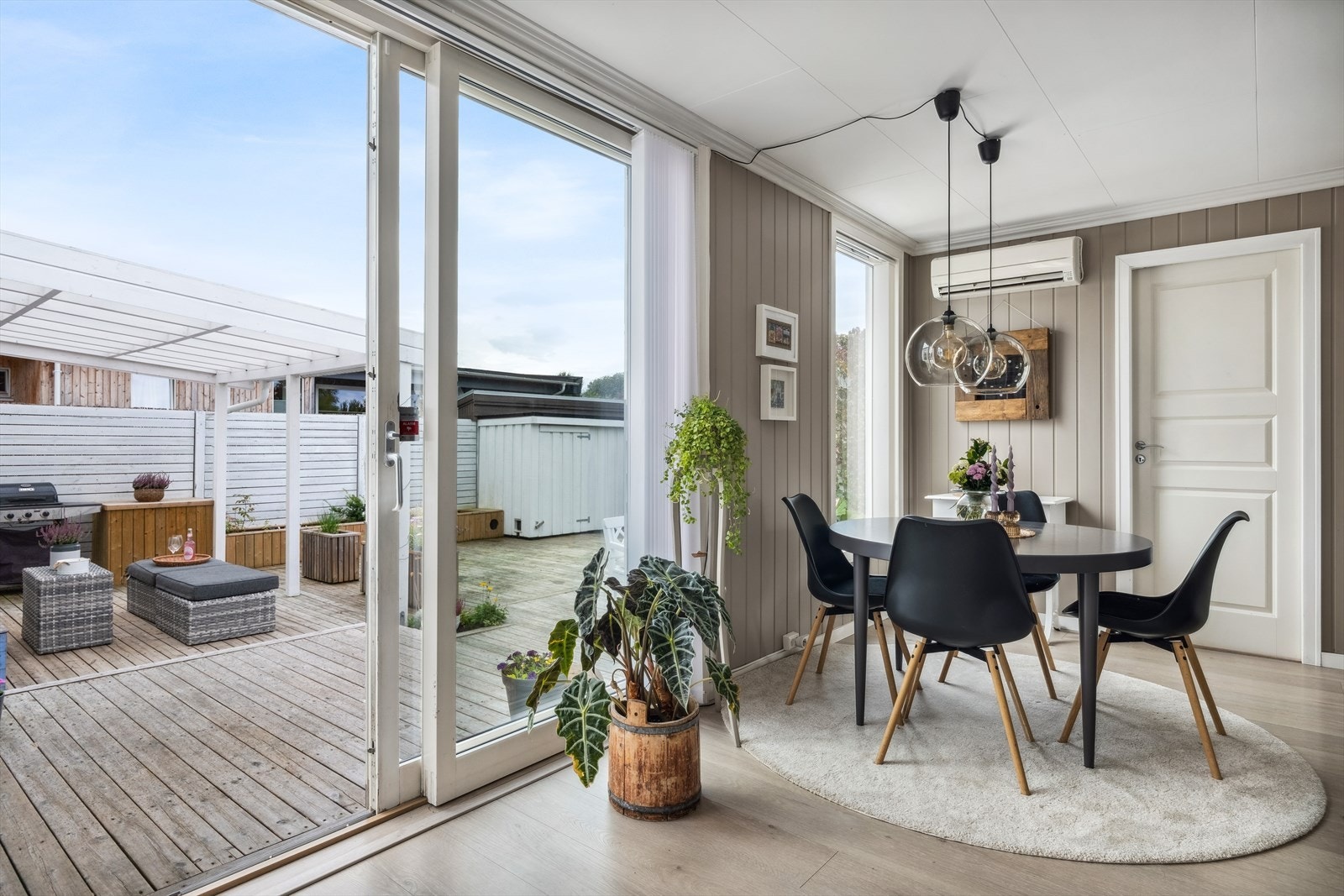 Fra stuen er det direkte adkomst til et romslig og solrikt uteområde. Med en godt skjermet beliggenhet, holder det seg lunt. Galleribilde