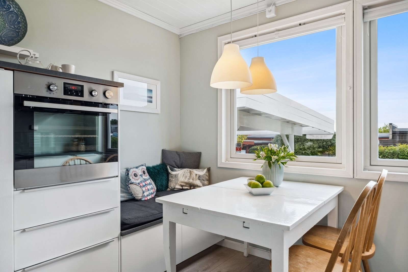 Det er etablert en hyggelig spiseseksjon på kjøkkenet. Galleribilde