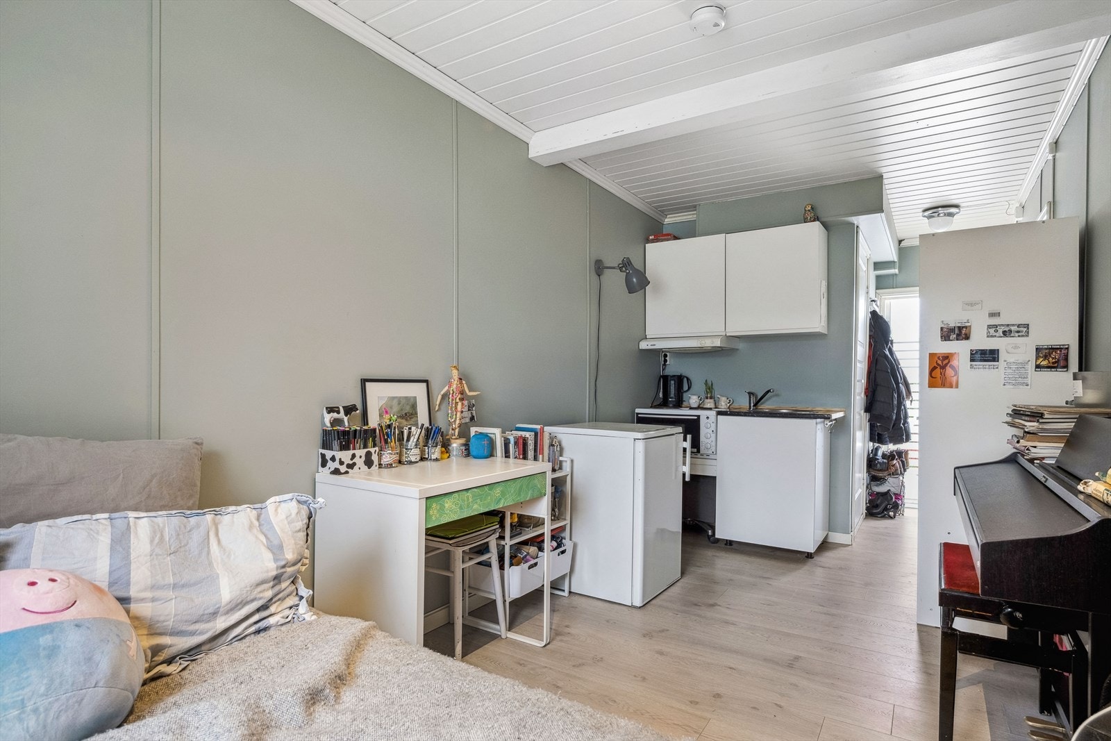 Boligen har en adskilt hybeldel med egen inngang, som per dags dato er utleid for 5.100,- per mnd. Leieforholdet medfølger handelen, og har en måneds gjensidig oppsigelsestid. Kjøkkenet i hybeldelen ble oppgradert i 2016, og er vurdert til TG1. Galleribilde