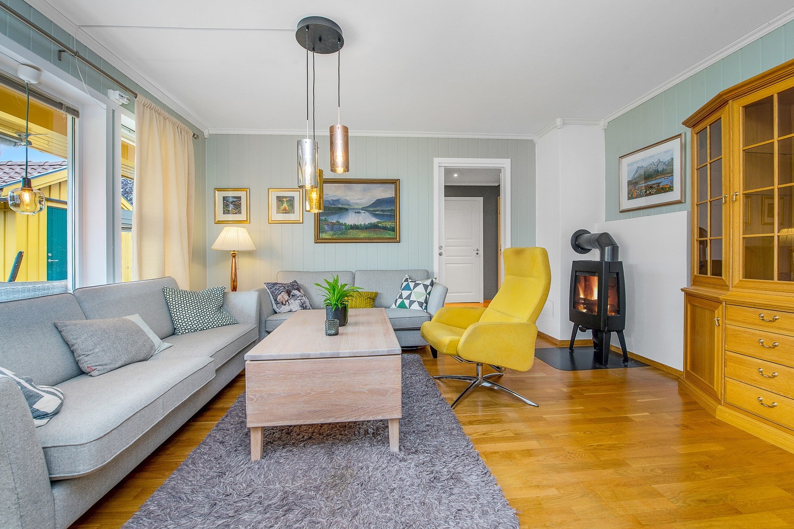 Stue med ny peisovn Galleribilde
