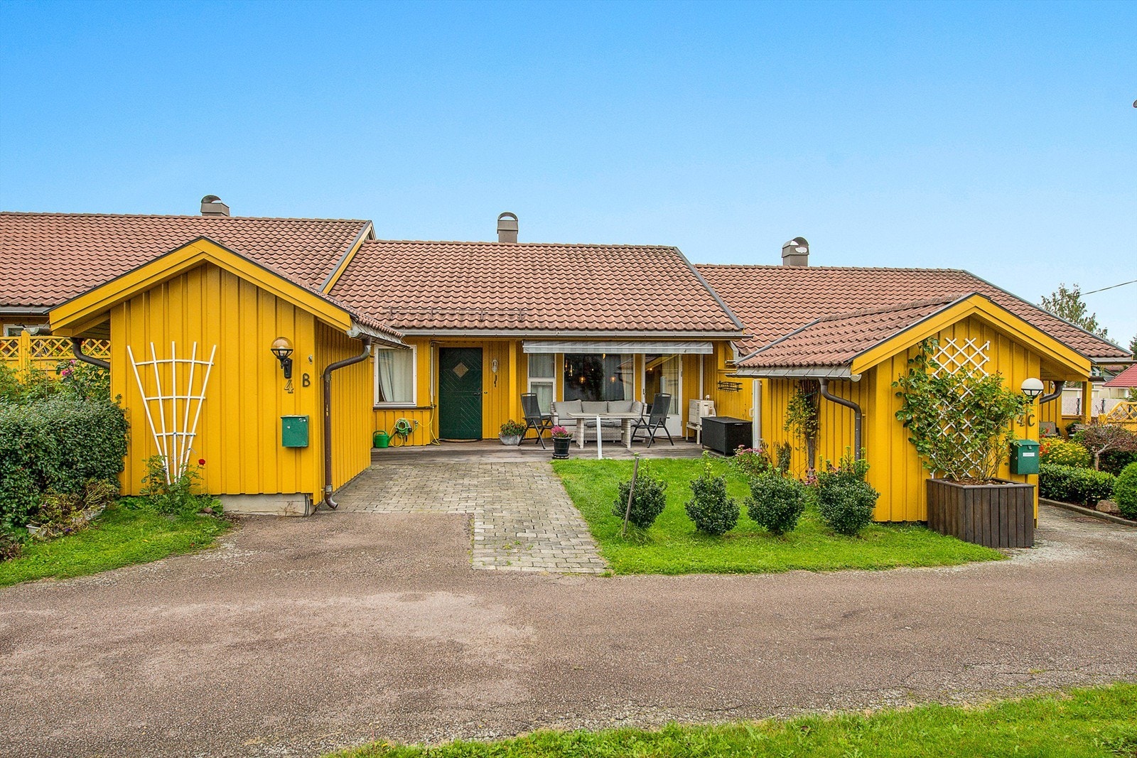 Boligen ligger fint til et hyggelig nabolag med gangavstand til butikker, skoler og idyllen i Åsgårdstrand med trange bygater, badestrender og båthavn Galleribilde