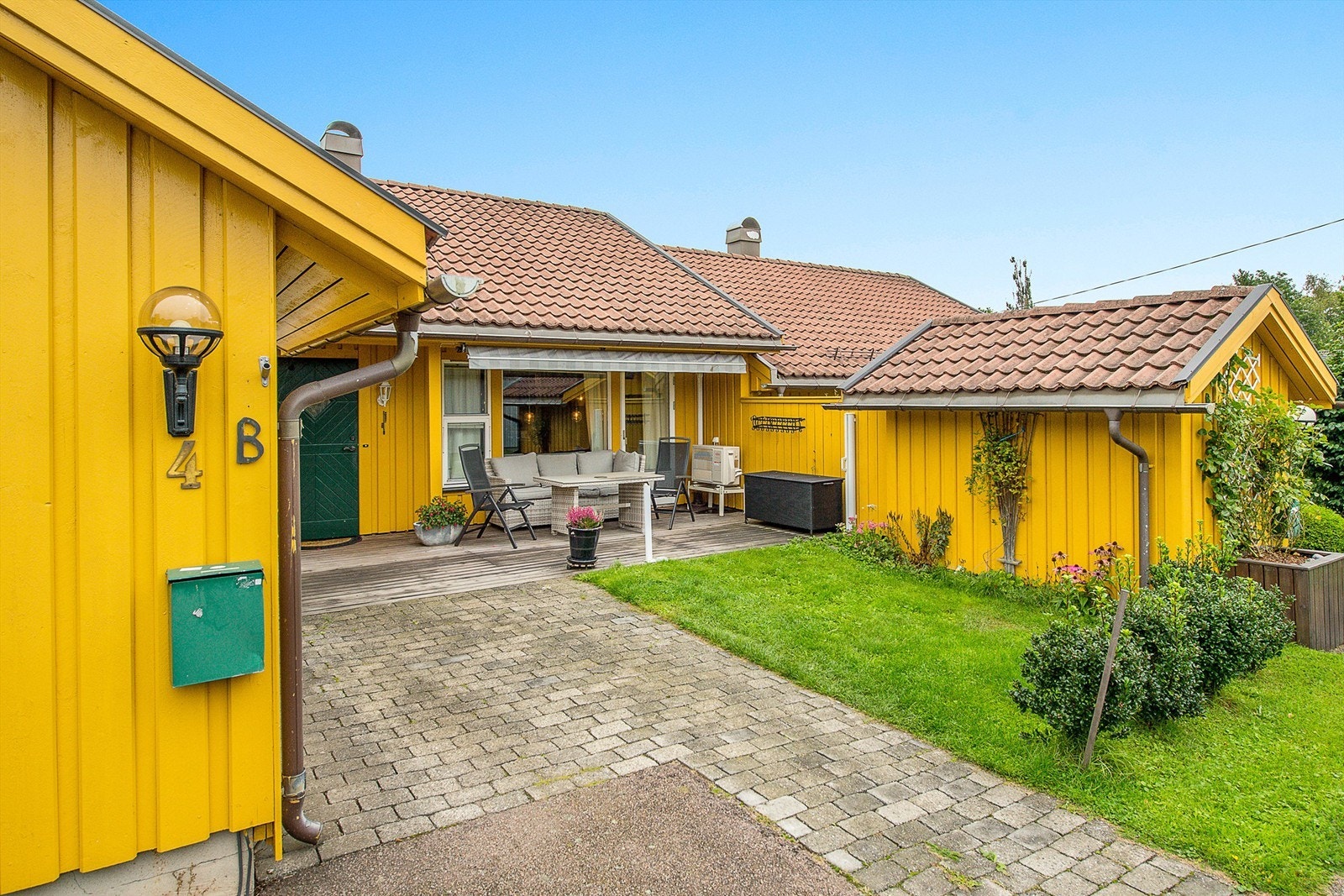 Koselig atrium med hageflekk, stenlagt gårdsplass, fin sitteplass på terrasse med terrassemarkise Galleribilde