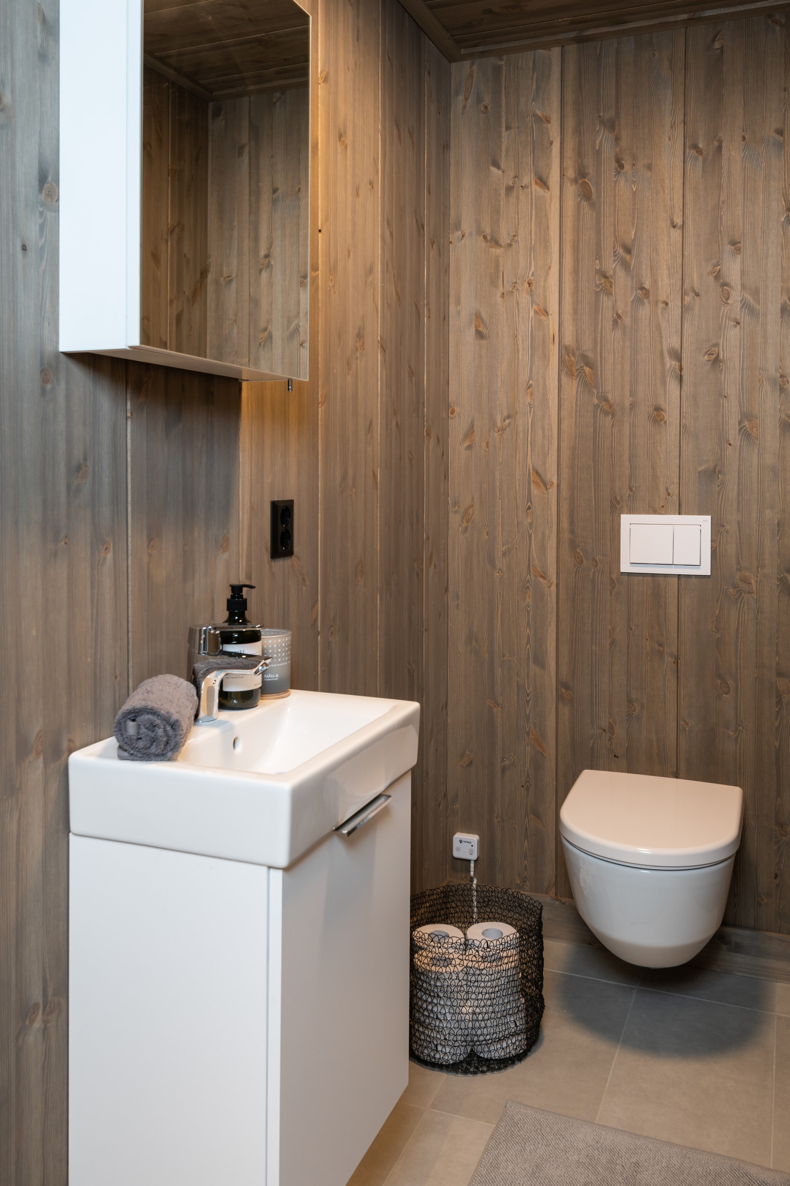 Ekstra WC i hallen, praktisk når gjestene er på besøk. Galleribilde