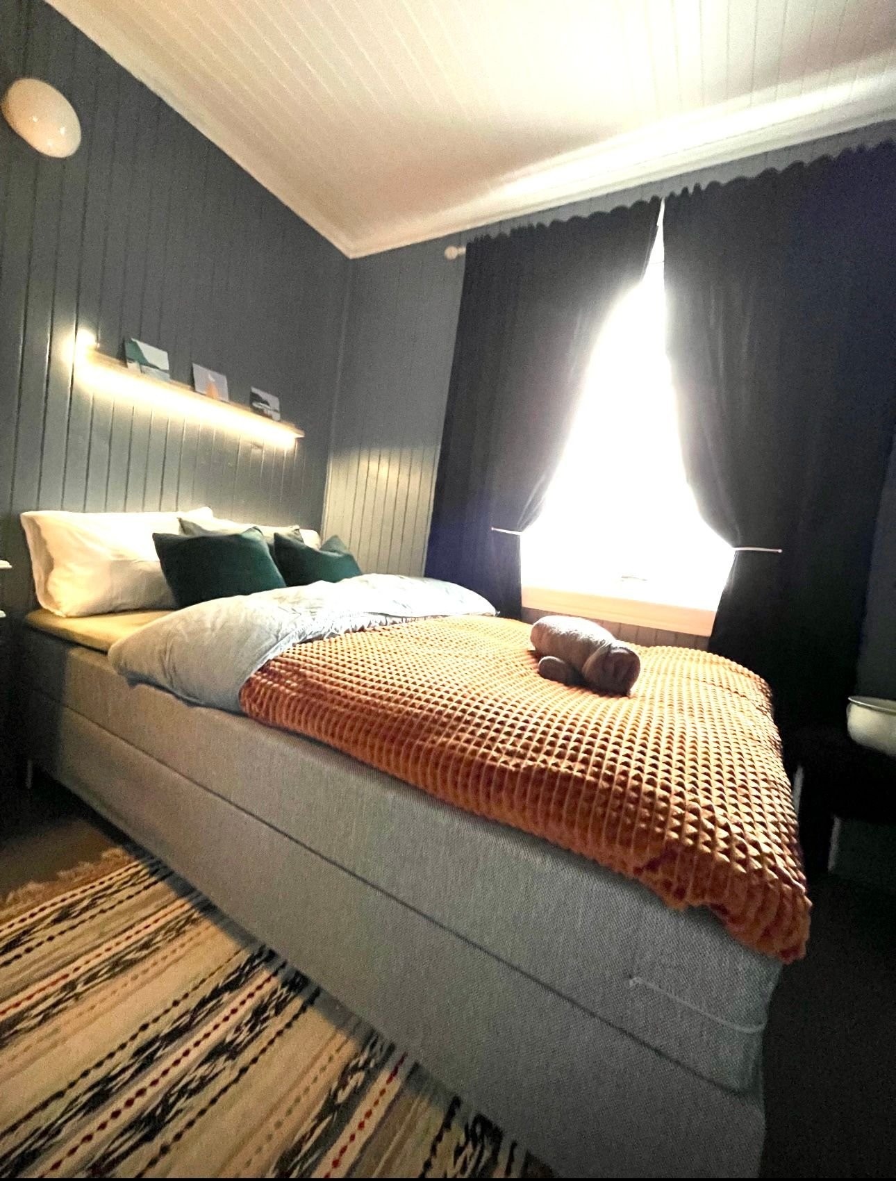 Soverom med utsikt til fjord og fjell Galleribilde