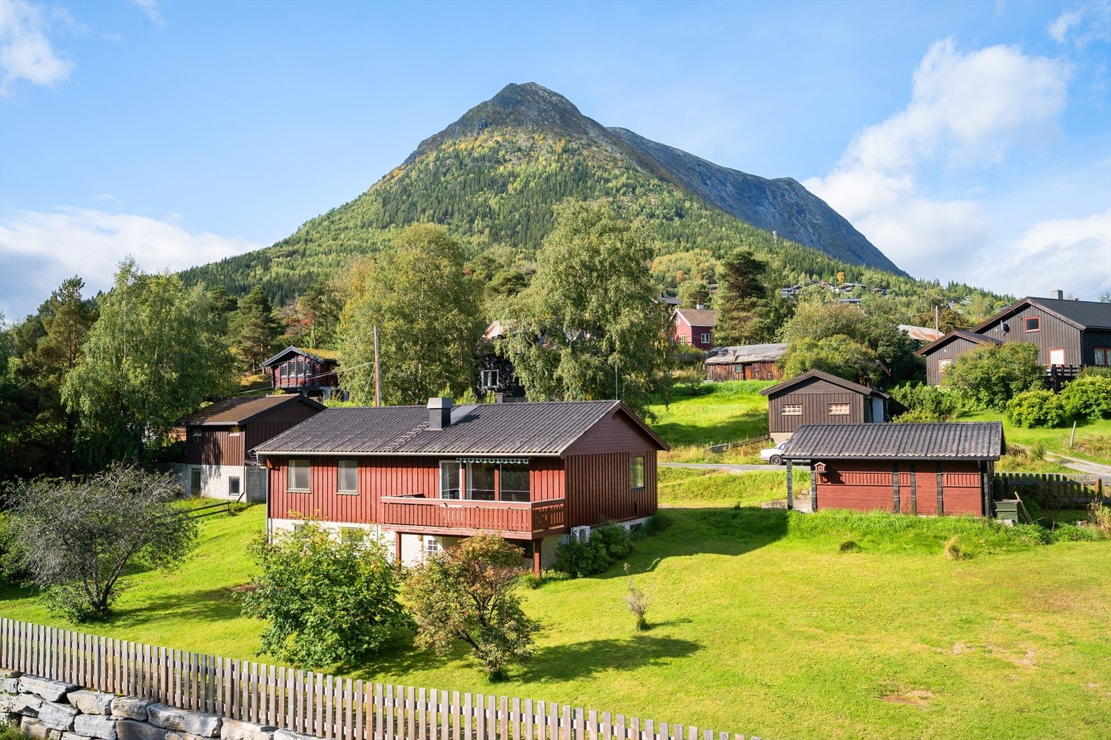 Solrik og pent opparbeidet tomt, rett ved sentrum. Galleribilde
