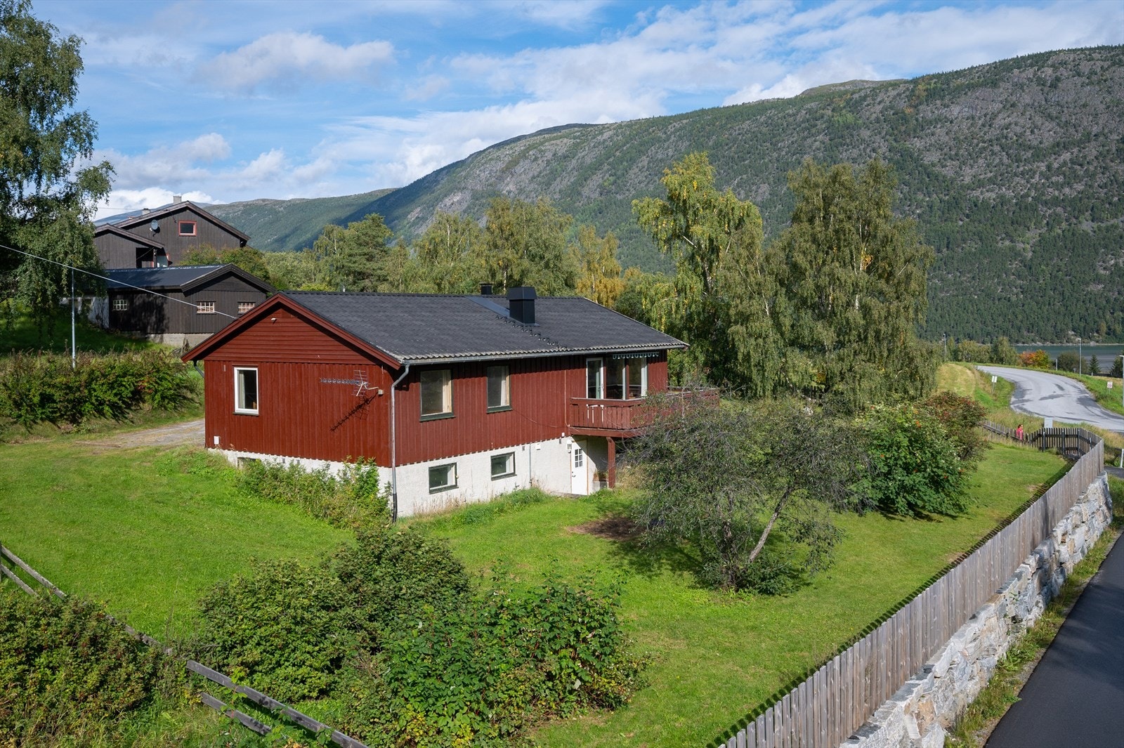 Lom Kommune er kjent for flotte turmuligheter i fantastiske fjellområder sommer som vinter. Her kan må gå direkte til Lomseggja og områdene rundt denne, eller dra lenger inn i Jotunheimen og Breheimen for populære turmål. Galleribilde