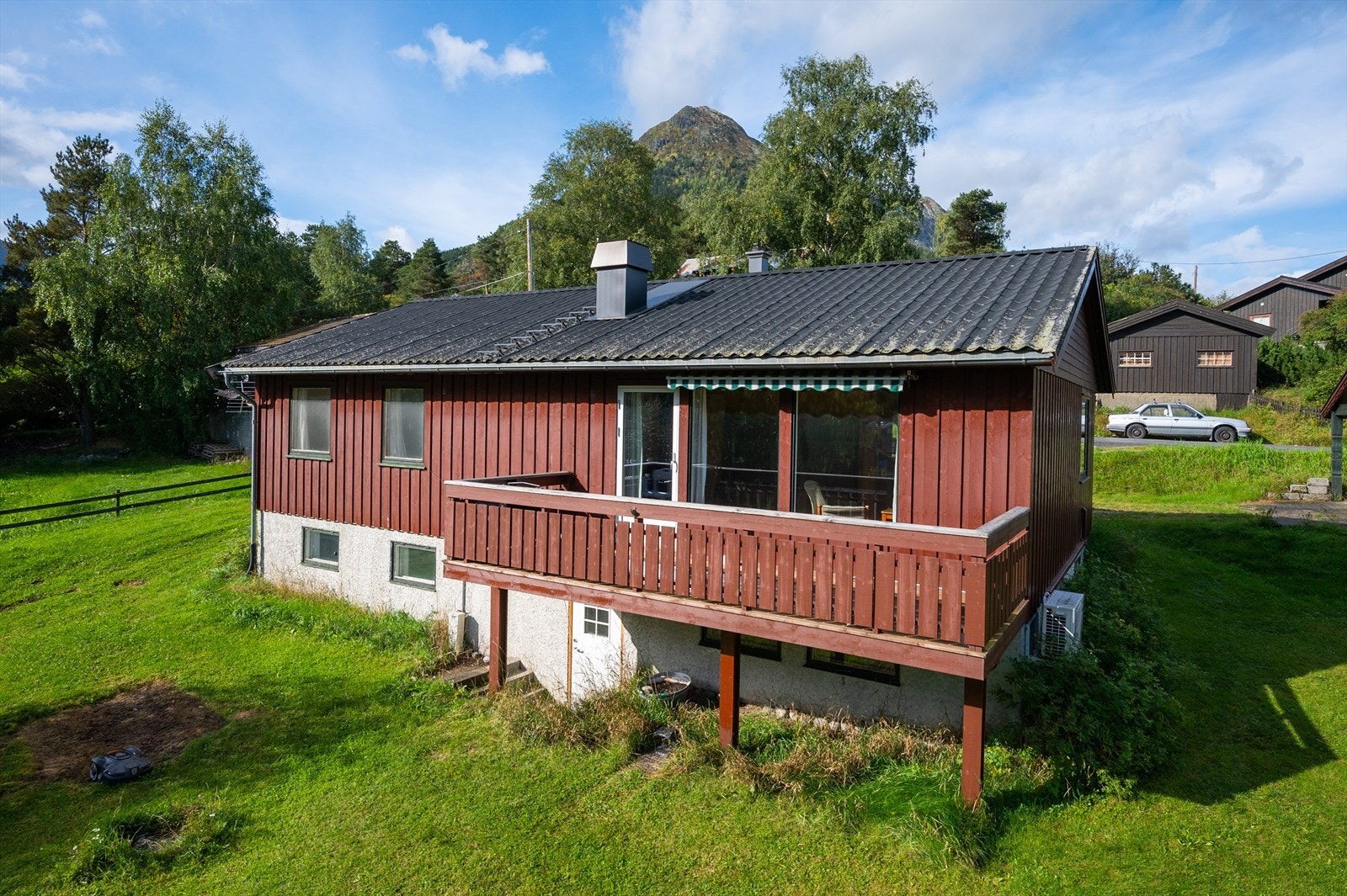 Romslig og velholdt bolighus. Galleribilde