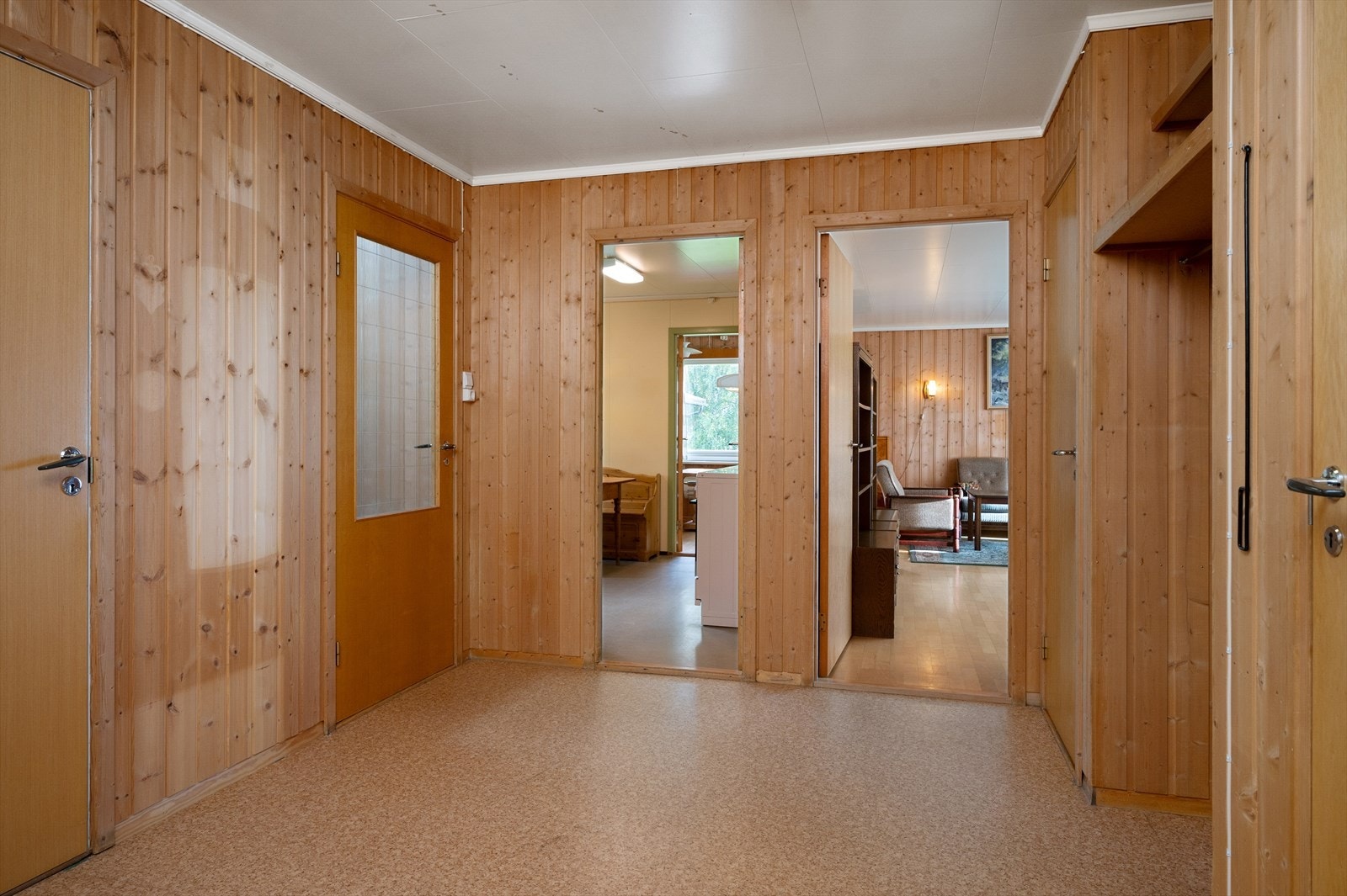 Romslig hall med god plass til garderobeløsning/oppbevaring av yttertøy. Galleribilde
