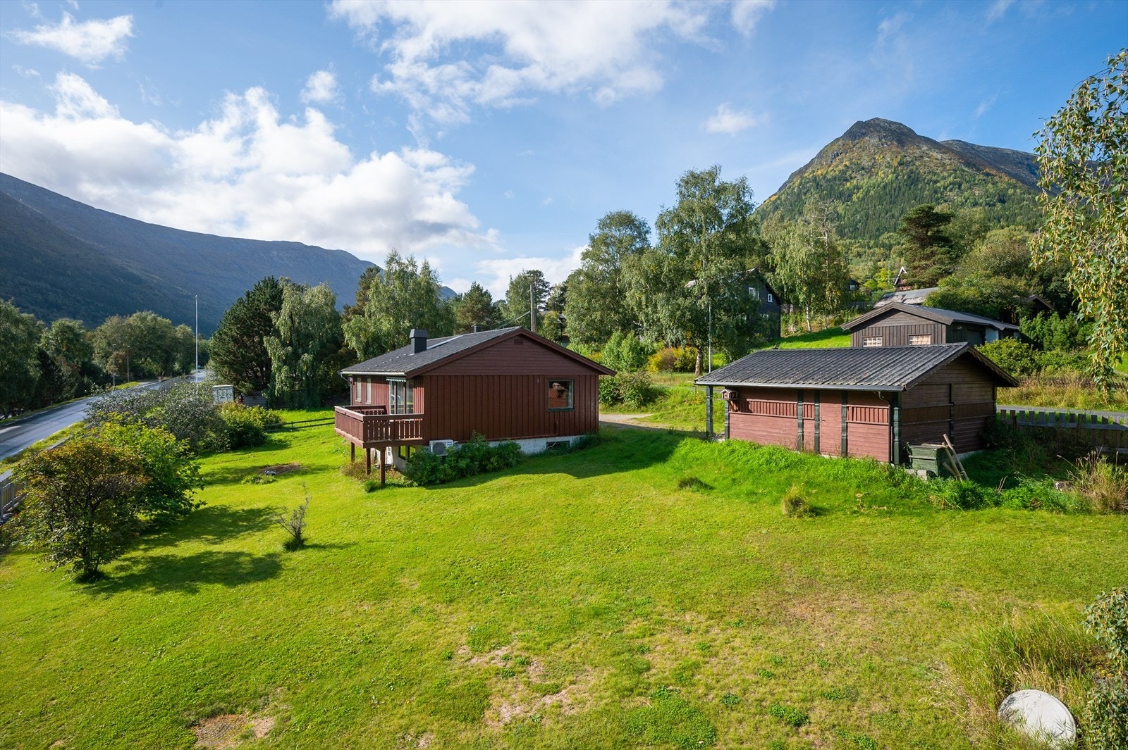 Ligger på meget pen tomt, med gangavstand til alle sentrumsfunksjoner. Galleribilde