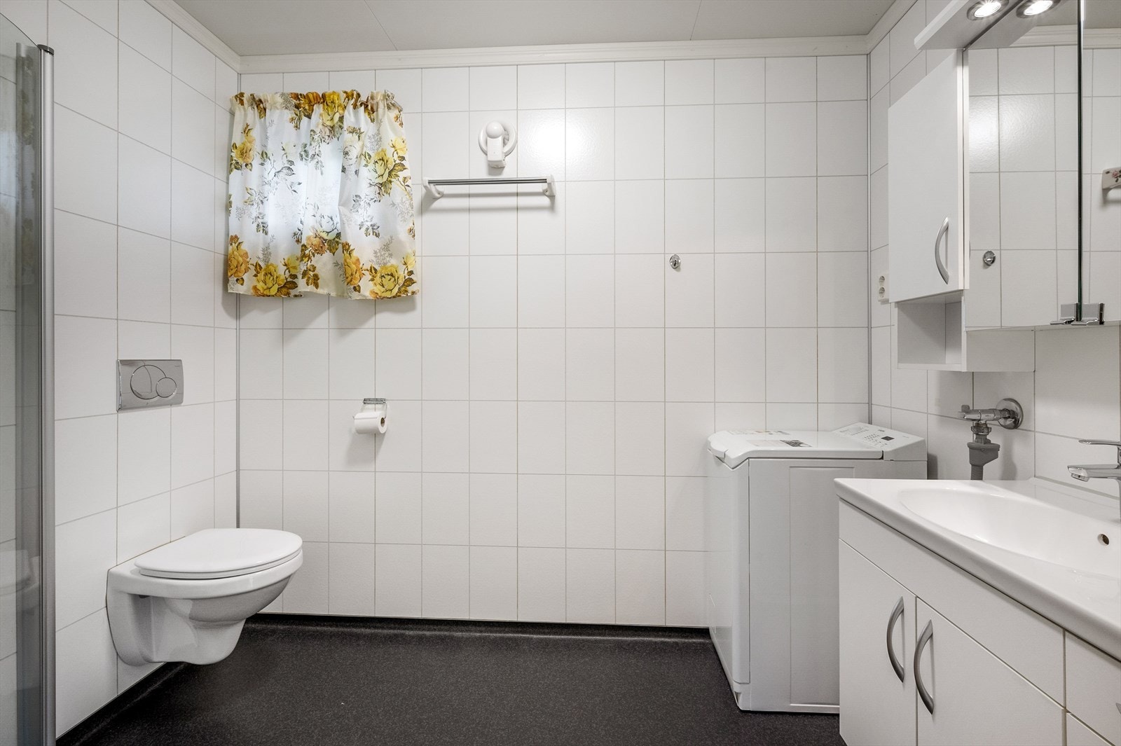 Badet i hovedetasjen ble renovert i ca. år 2010. Dette består av vinylbelegg med elektriske varmekabler, våtromsplater på vegger og plater i himling. Galleribilde
