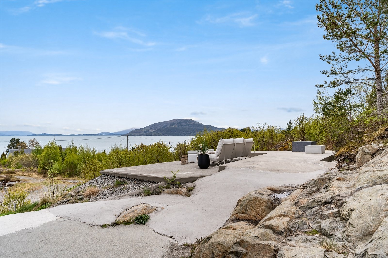 Det er rikelig med terrasser og støpte plattinger hvor en kan nyte dagen i stillhet. Galleribilde