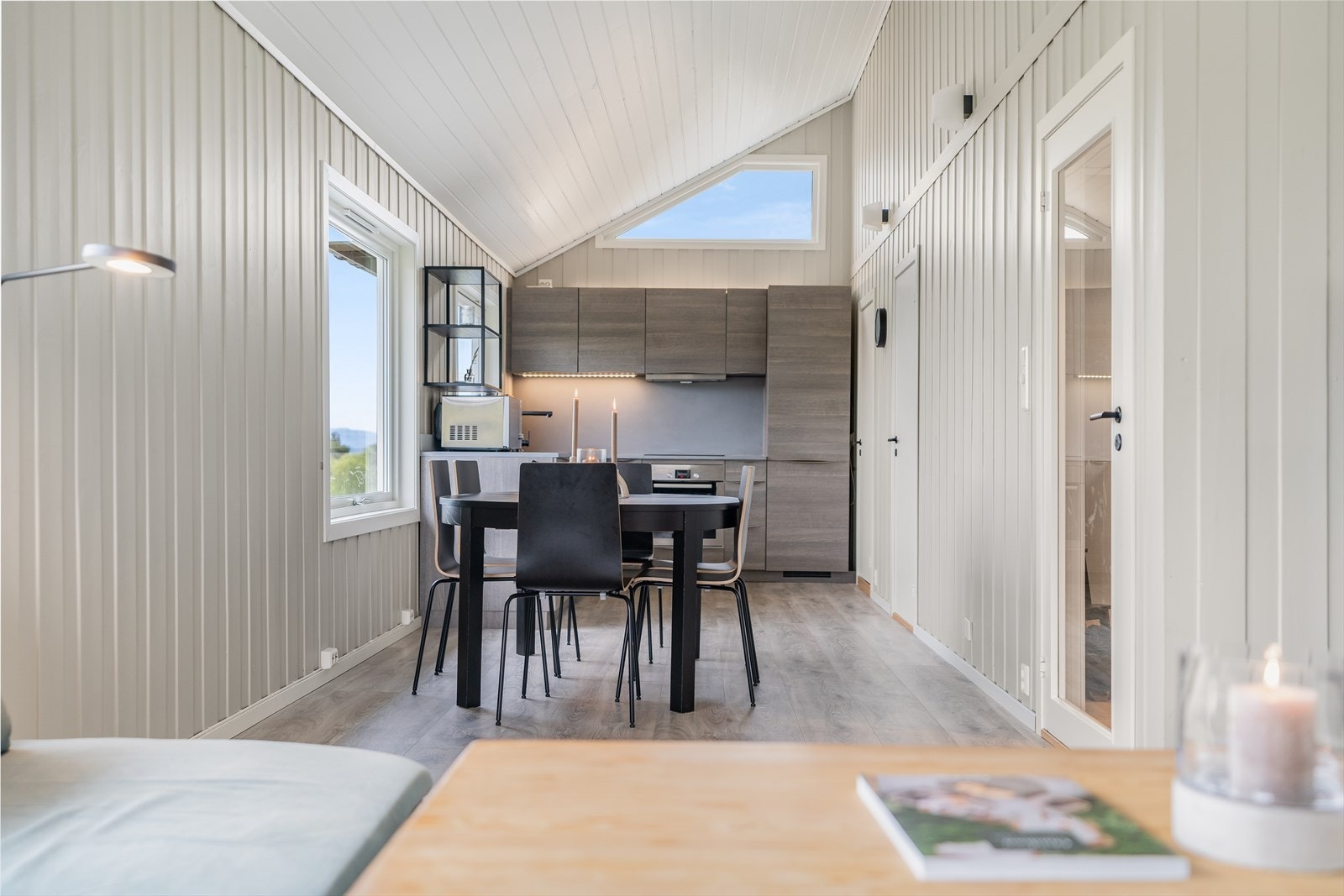 Tidsriktig og moderne kjøkkeninnredning hvor en har svært god skap og benkeplass. Galleribilde