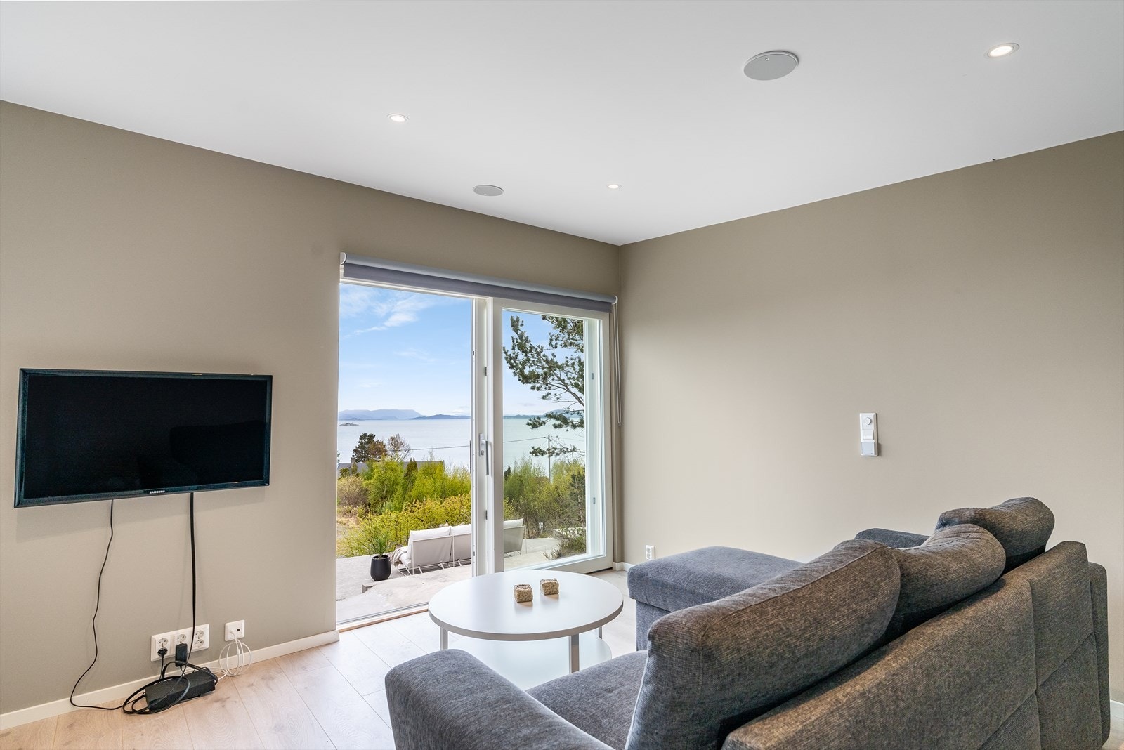 Annekset har stor skyvedør med glass, her kan en nyte fri utsikt! Galleribilde