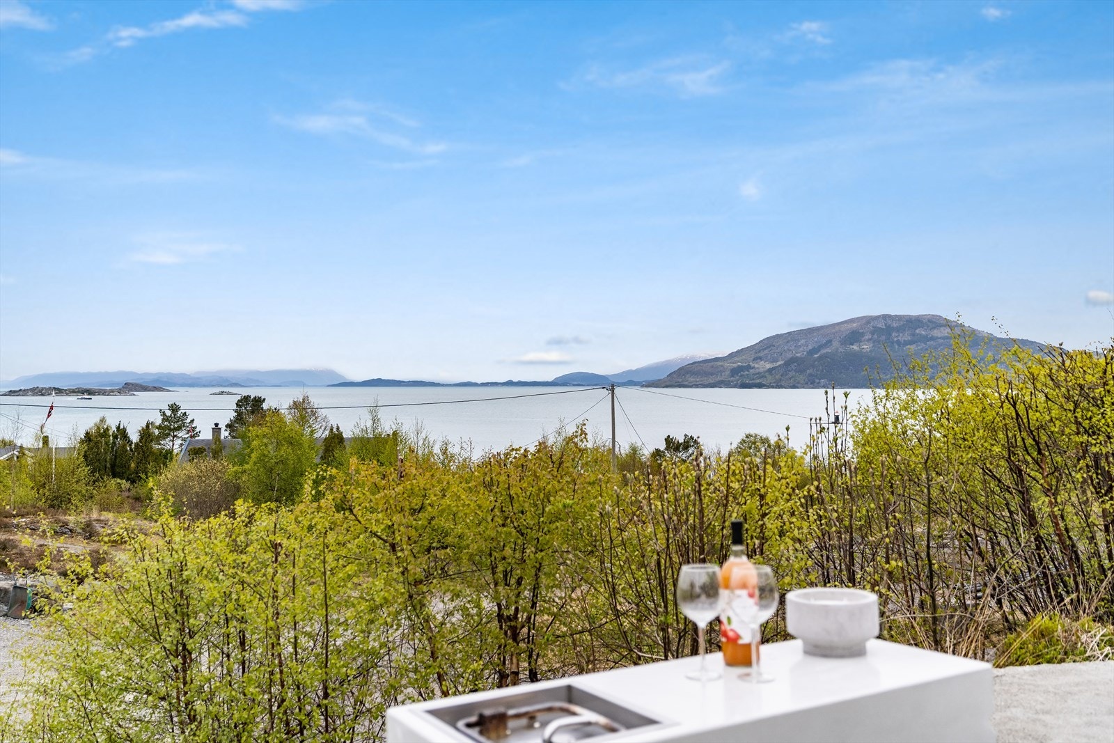 Eiendommen har fabelaktig utsikt og svært gode solforhold. Galleribilde