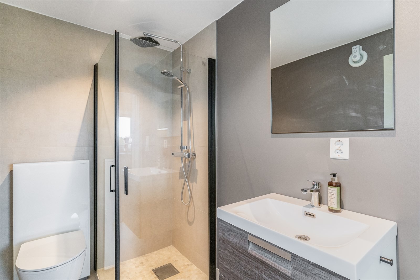 Nydelig baderom i tidsriktig og moderne fargevalg Galleribilde