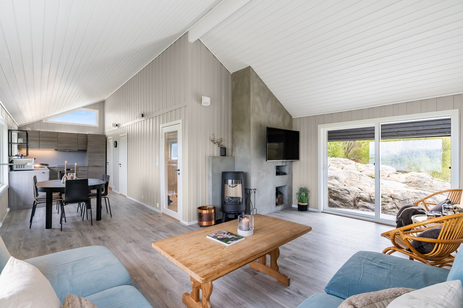 I stue/ kjøkken er det åpen løsning og en har god plass til både spisestue og sofagruppe. Galleribilde