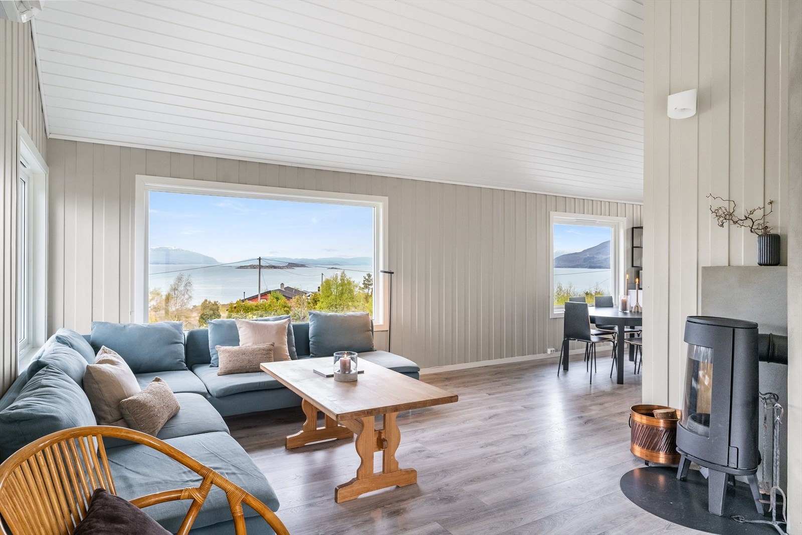 I stuen er det rentbrennende vedovn og varmepumpe. Galleribilde