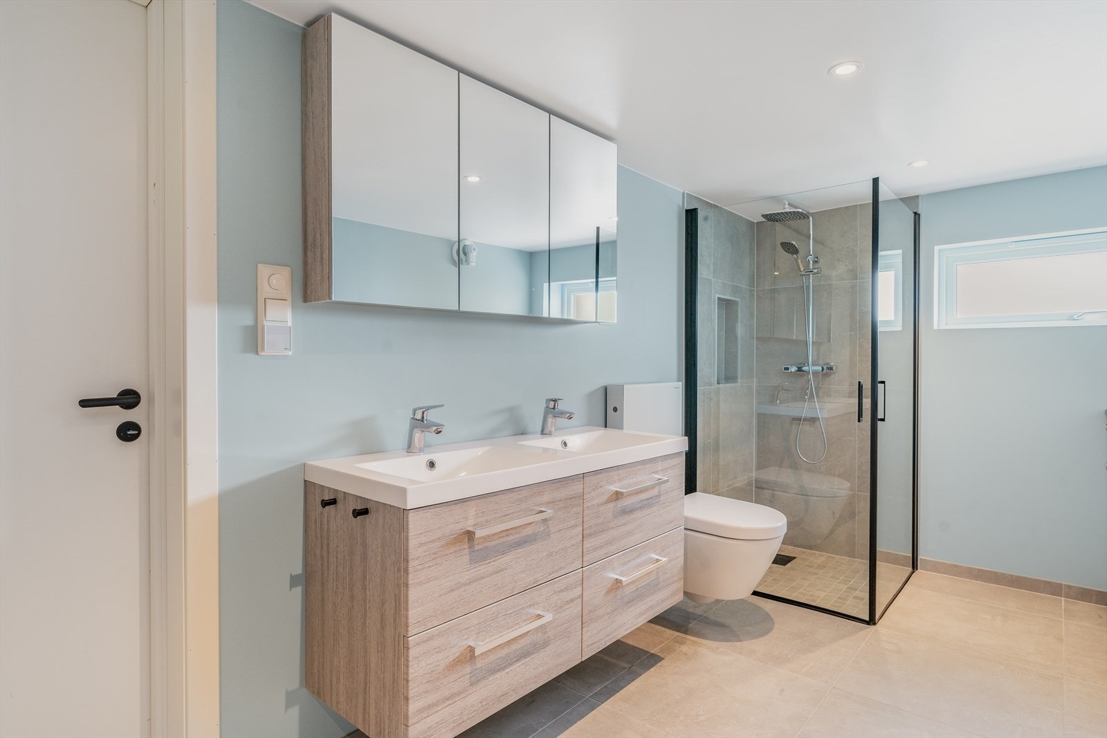 Bad/ vaskerom er et stort, flott og moderne rom. Her har en god plass til både vaskemaskin og tørketrommel. Galleribilde