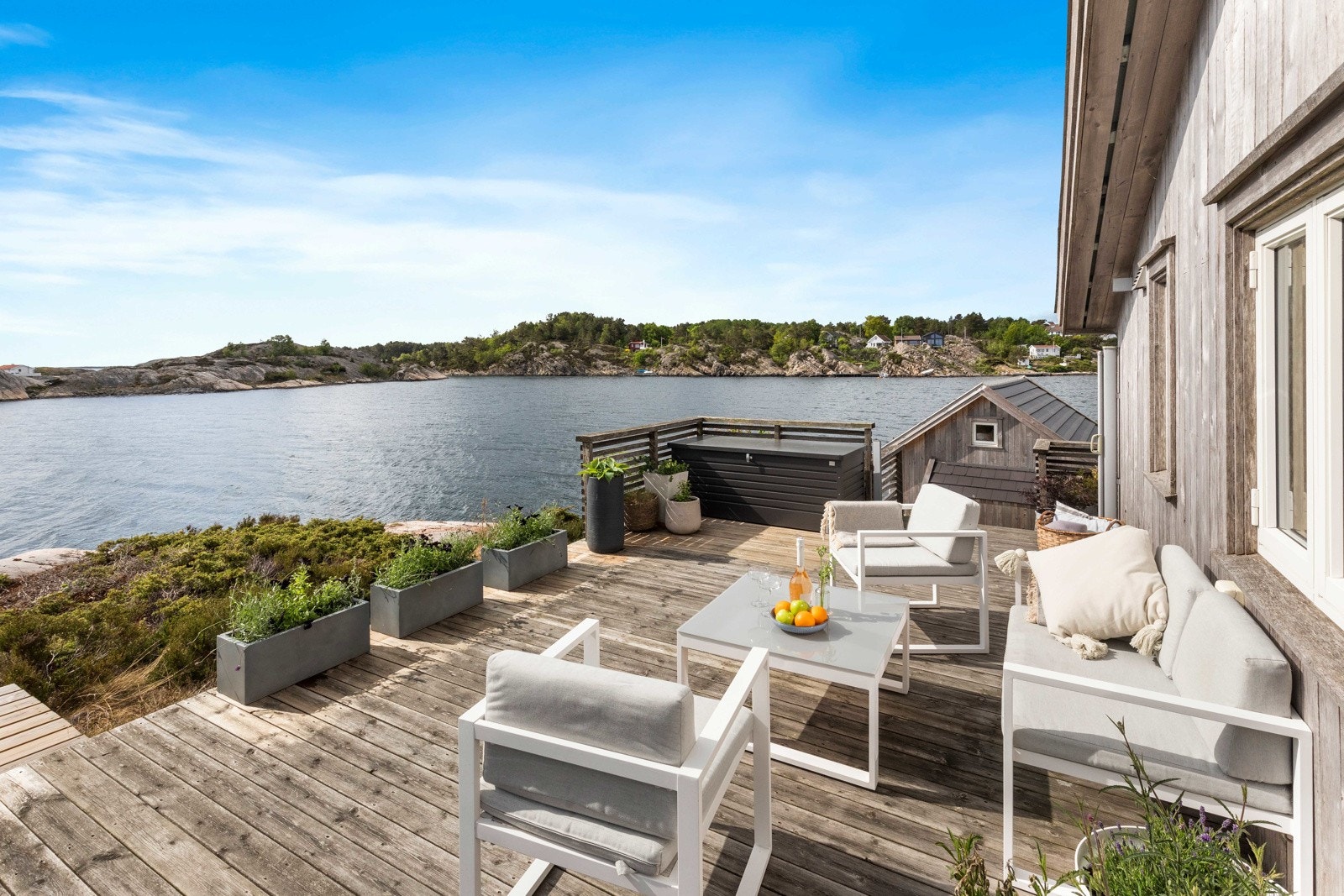 Det er opparbeidet terrasseareal på tre av hytteveggene - her fra terrasse mot øst med utsikt til Oksøy fyr og havet. Galleribilde