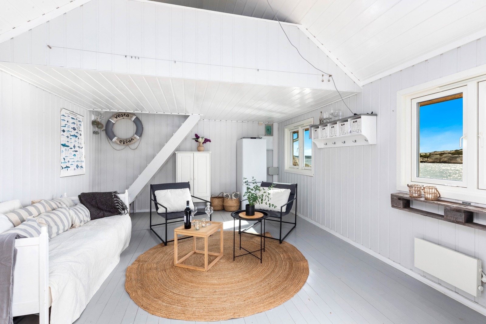 Sjøbod med trapp opp til hems. Galleribilde