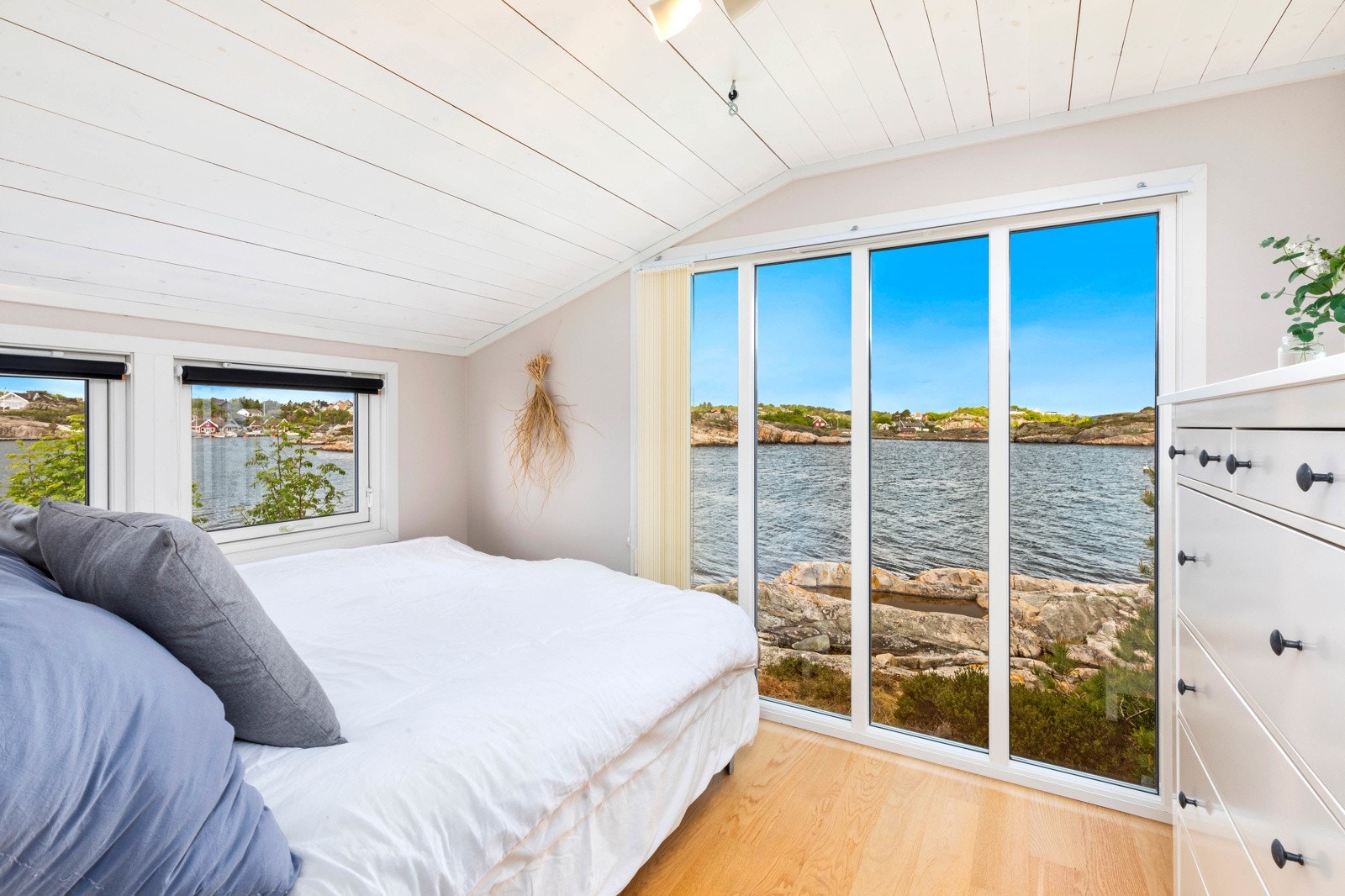 Hovedsoverom med store vindusflater mot den herlige skjærgården Galleribilde
