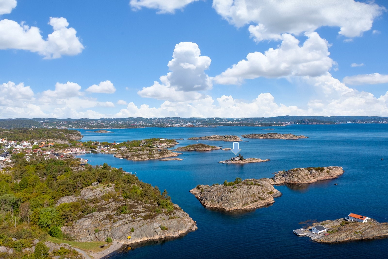 Eiendommen med Kr.sand sentrum i bakgrunnen. Galleribilde