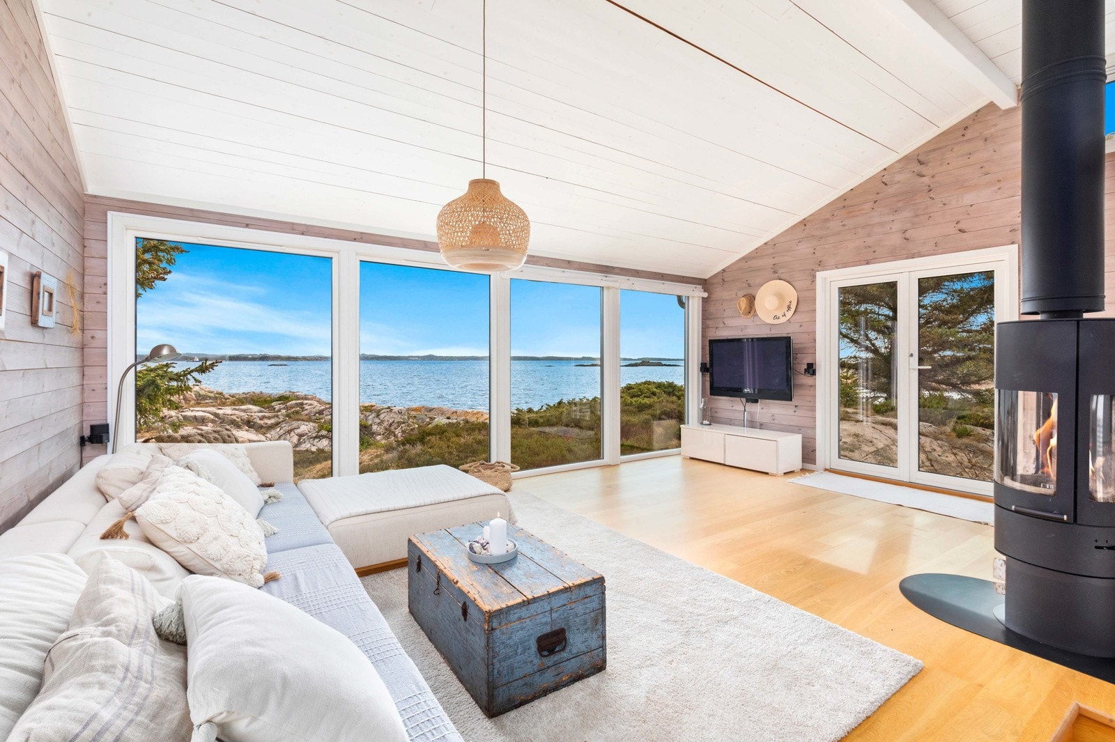 Stue med store vindusflater fra gulv til himling. Galleribilde