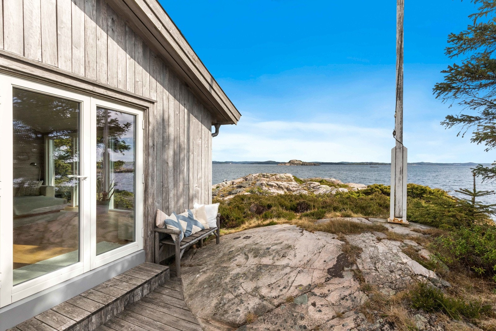 Det er opparbeidet terrasseareal på tre av hytteveggene - her fra terrasse mot øst med utsikt til Oksøy fyr og havet. Galleribilde