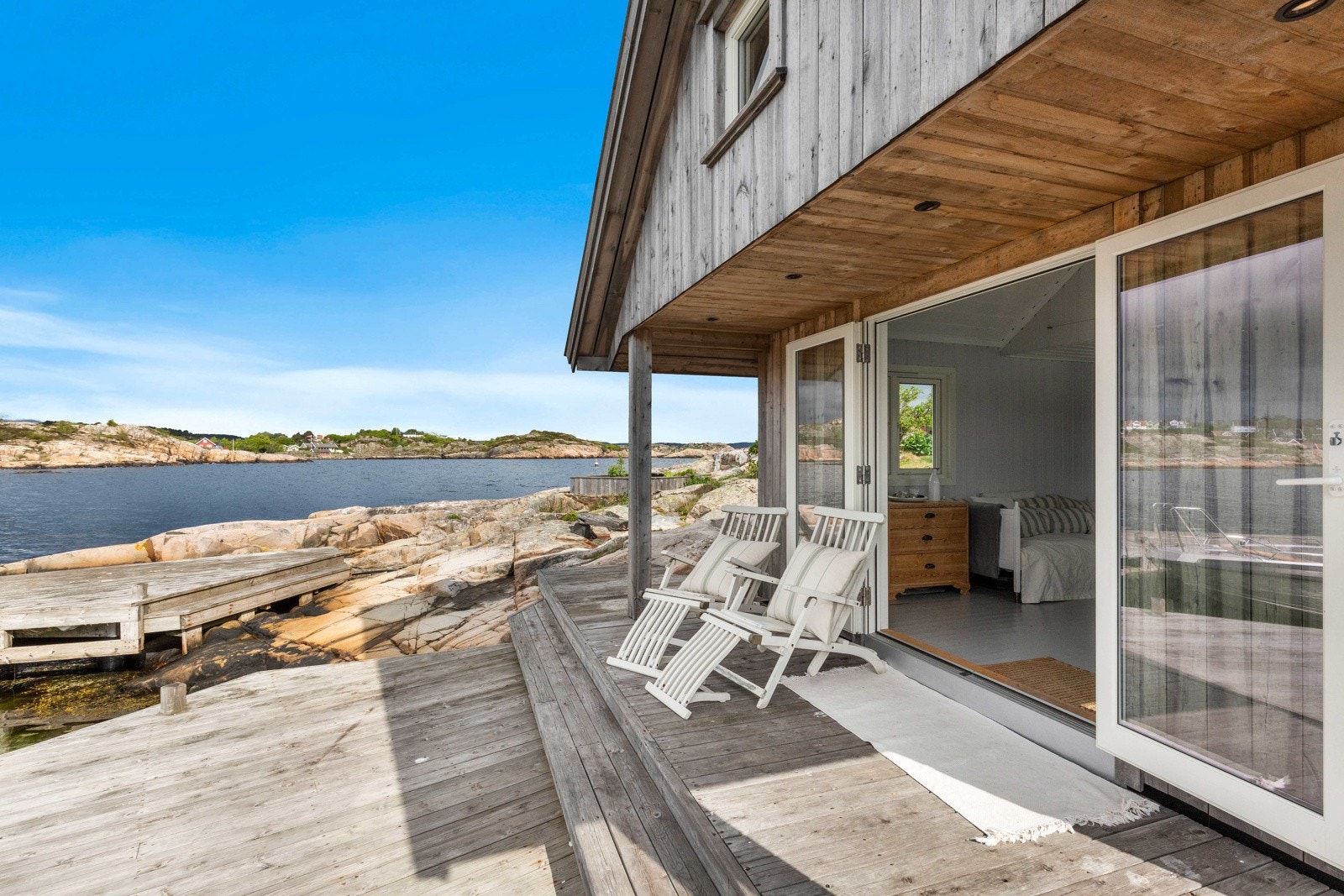 Doble glassdører i den sydvendte sjøboden. Galleribilde