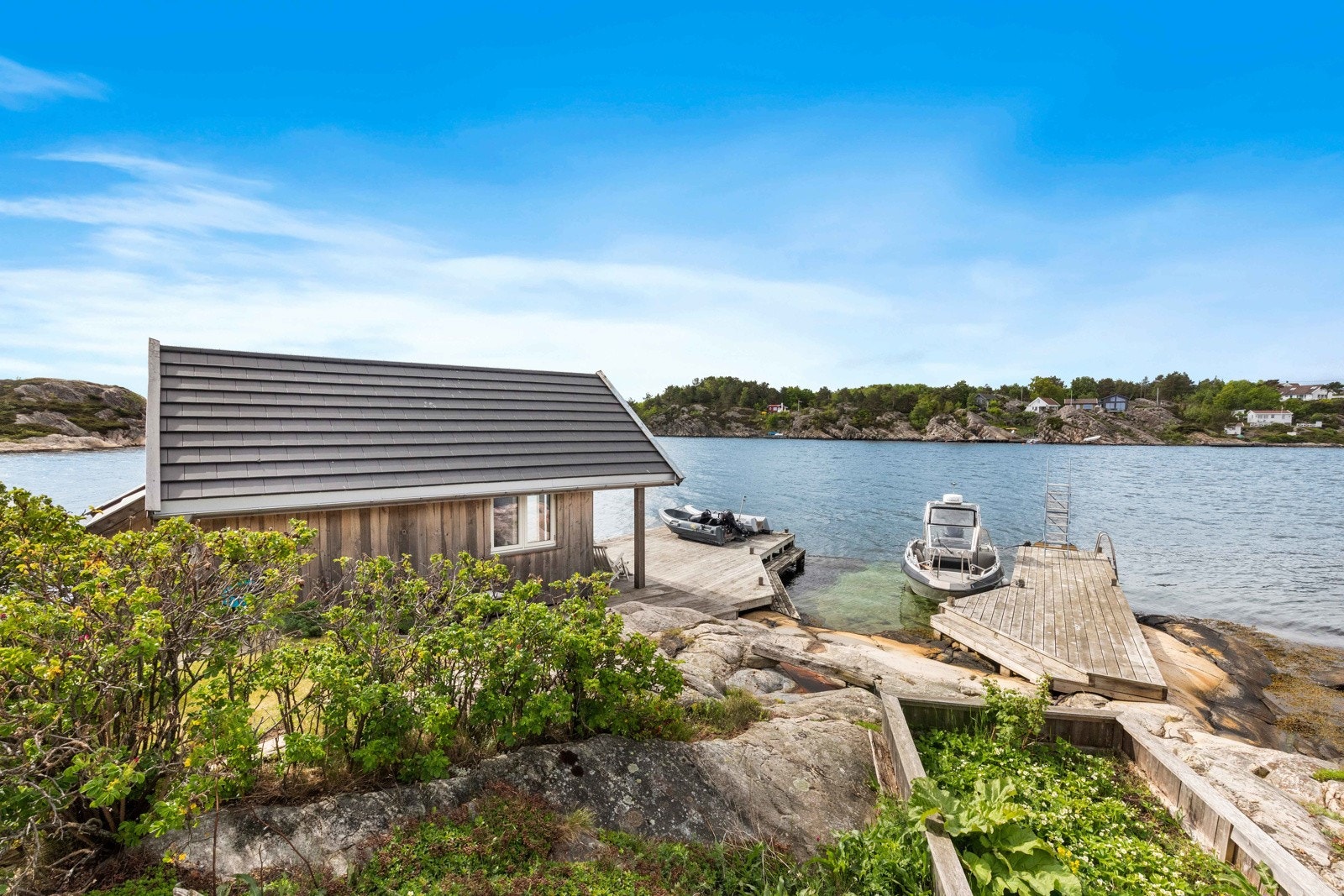 Bryggeanlegg og sjøbod sett fra hytta. Galleribilde
