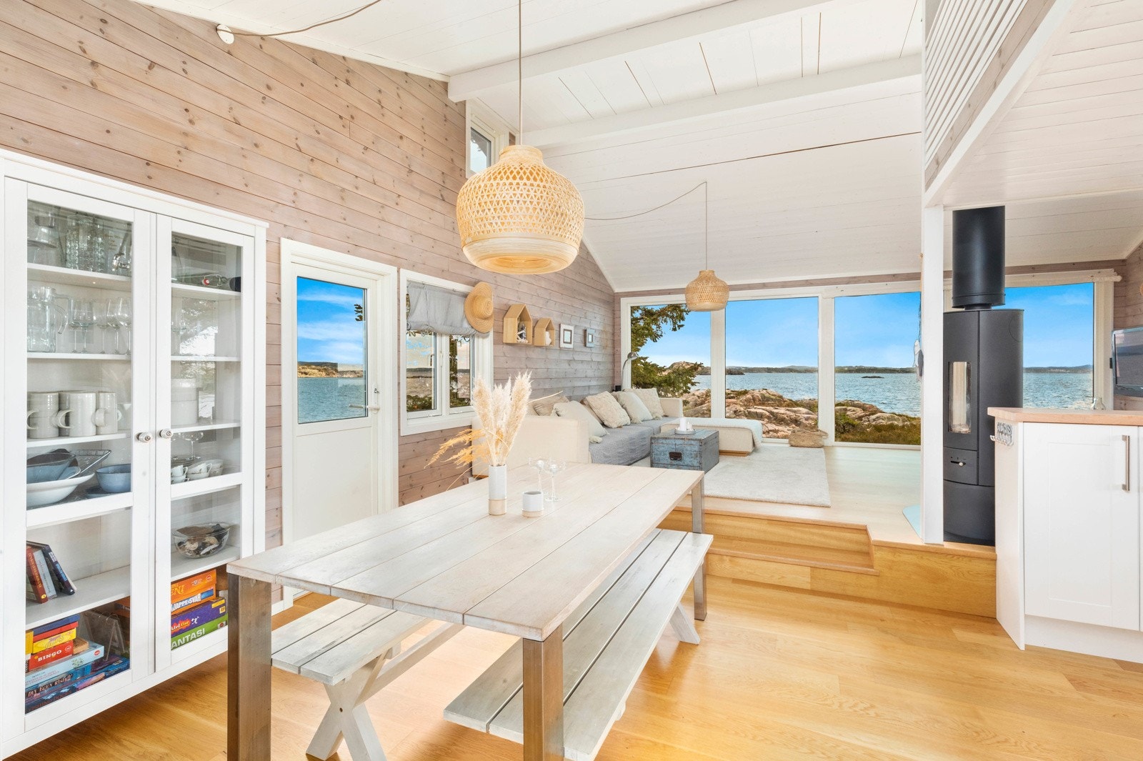 Plass til langbord i stue ved kjøkken. Galleribilde