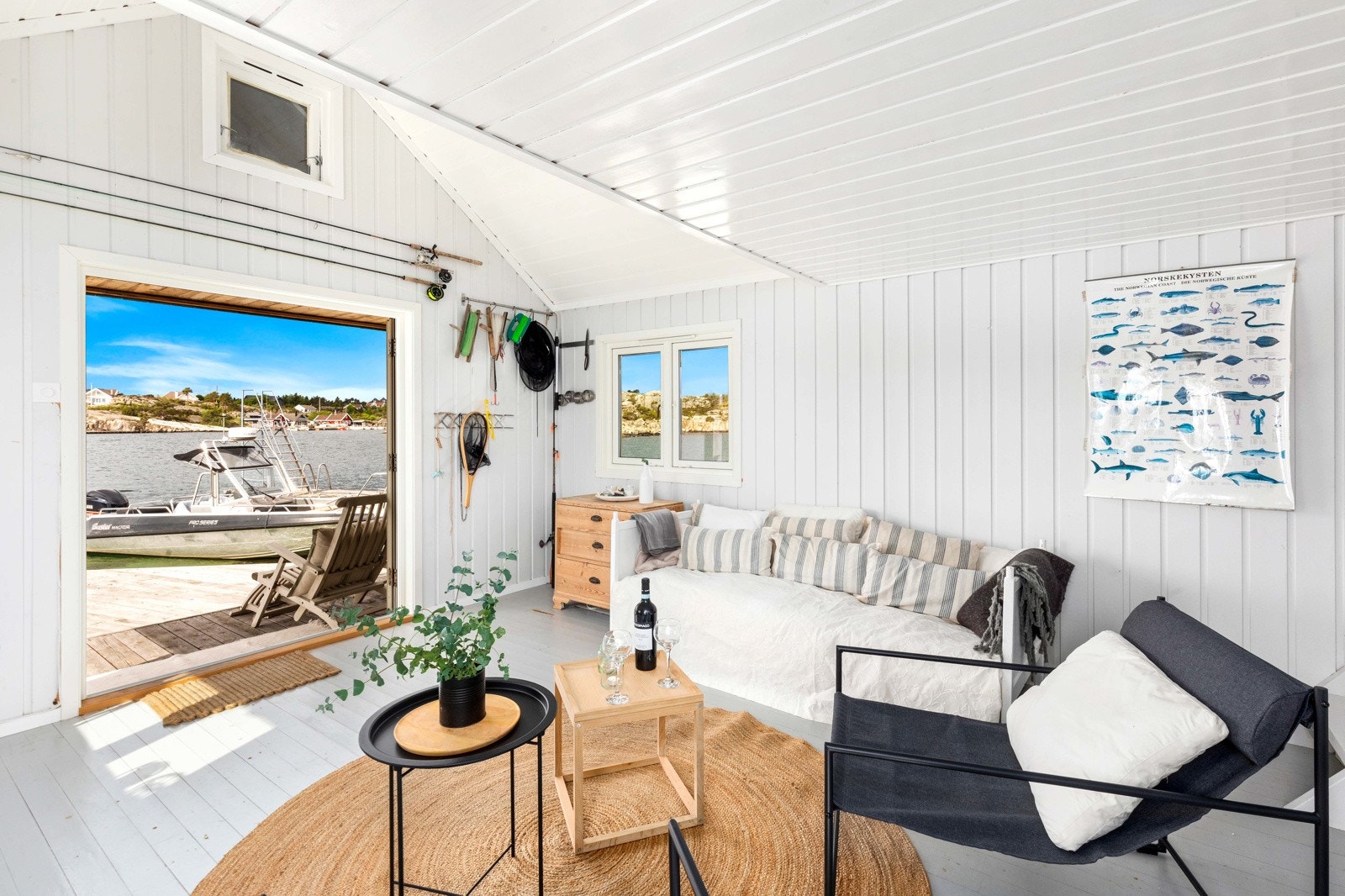 Sjøbod mot bryggeanlegget. Galleribilde