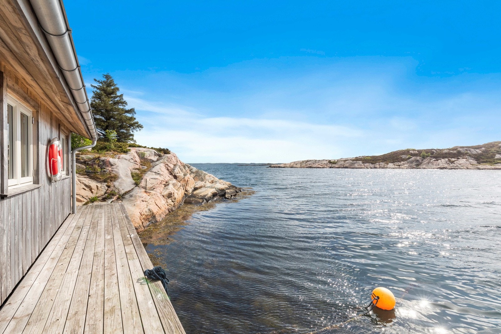 Det er bryggeareal også på østsiden av sjøboden. Galleribilde