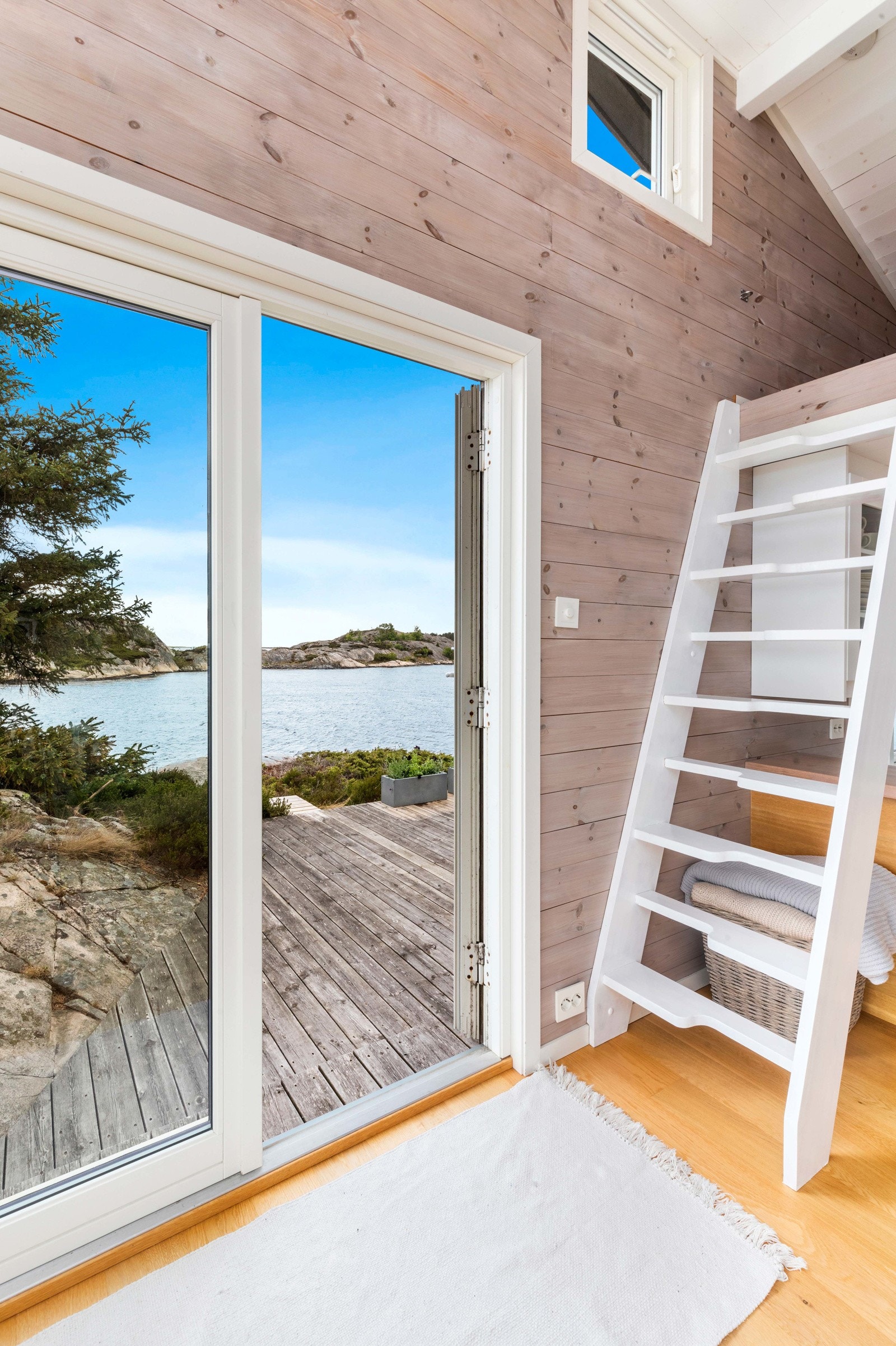 Fra stue er det trapp opp til hems. Galleribilde
