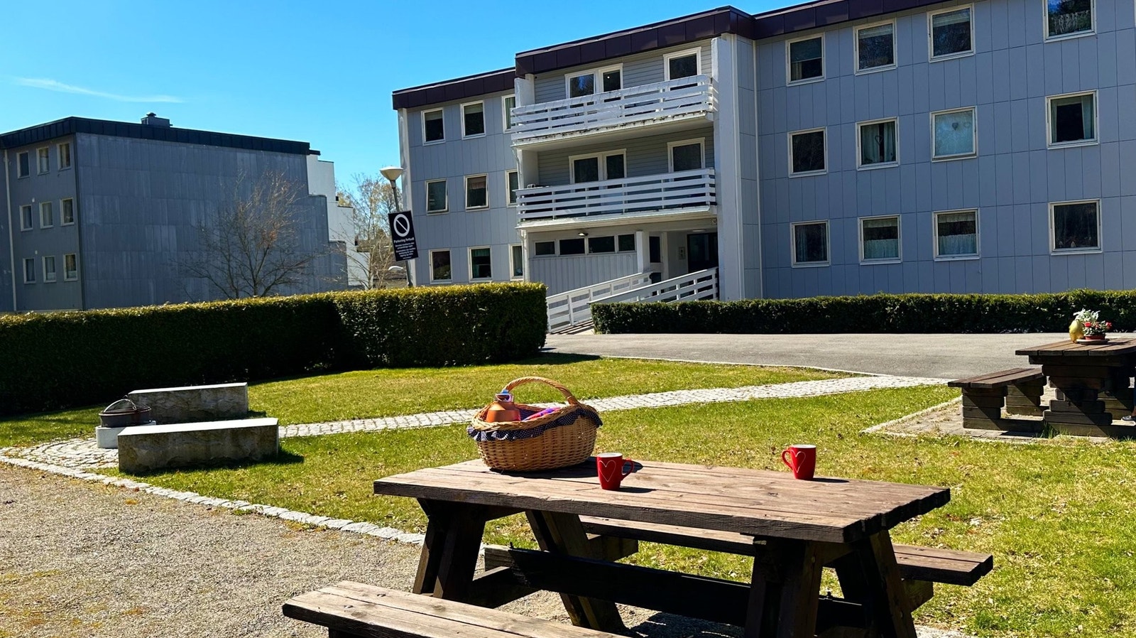 Opparbeidet fellesområde med sitteplasser og bålpanne utenfor inngangen. Galleribilde