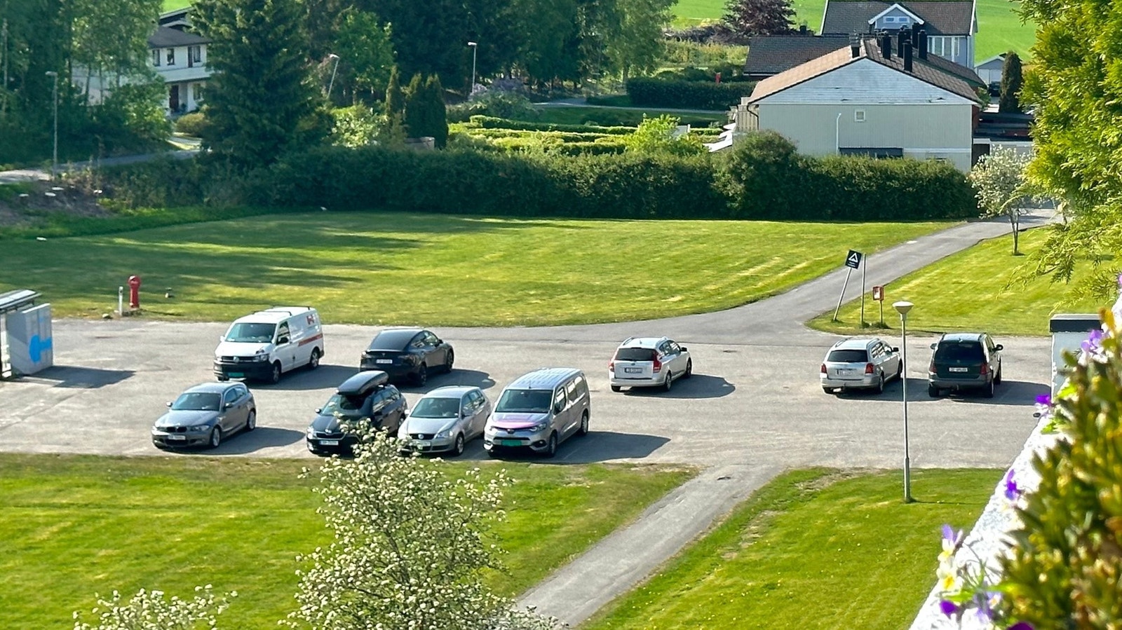 Stor felles parkeringsplass. Leiligheten har også egen parkeringsplass i felles parkeringsanlegg under blokka. Galleribilde
