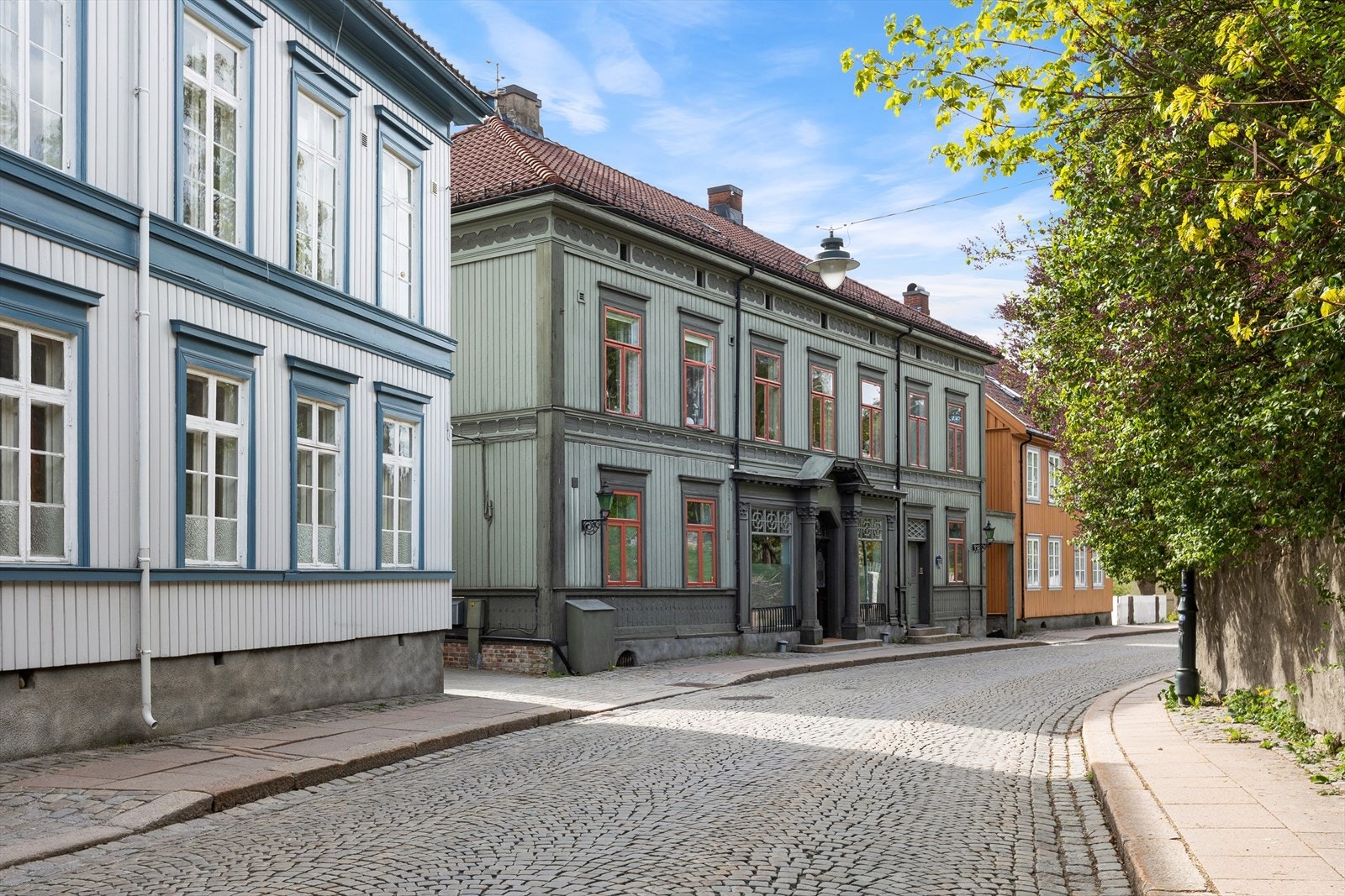 Boligen ligger i flott gate med ærverdige bygninger Galleribilde