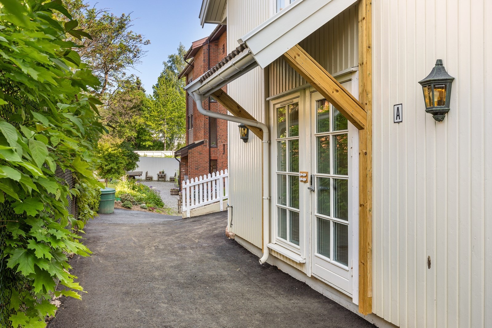 Asfalterte veier inn til inngangspartiet Galleribilde