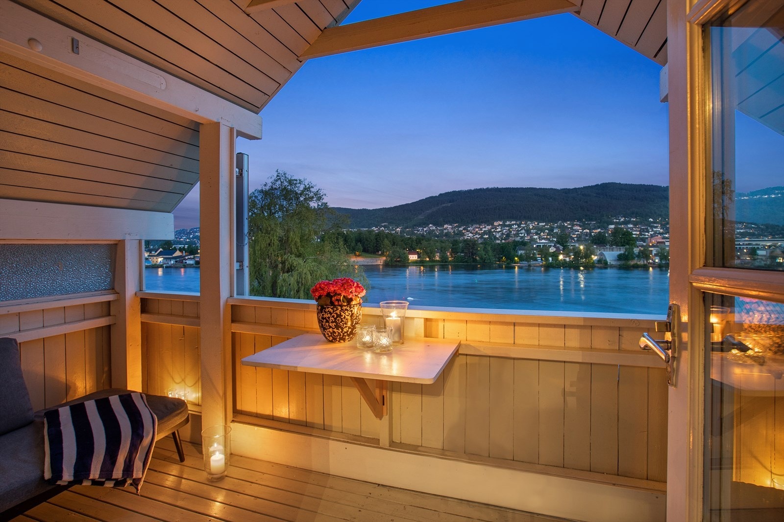 Dette er en flott og innholdsrik topp-/endeleilighet beliggende i idylliske omgivelser Galleribilde