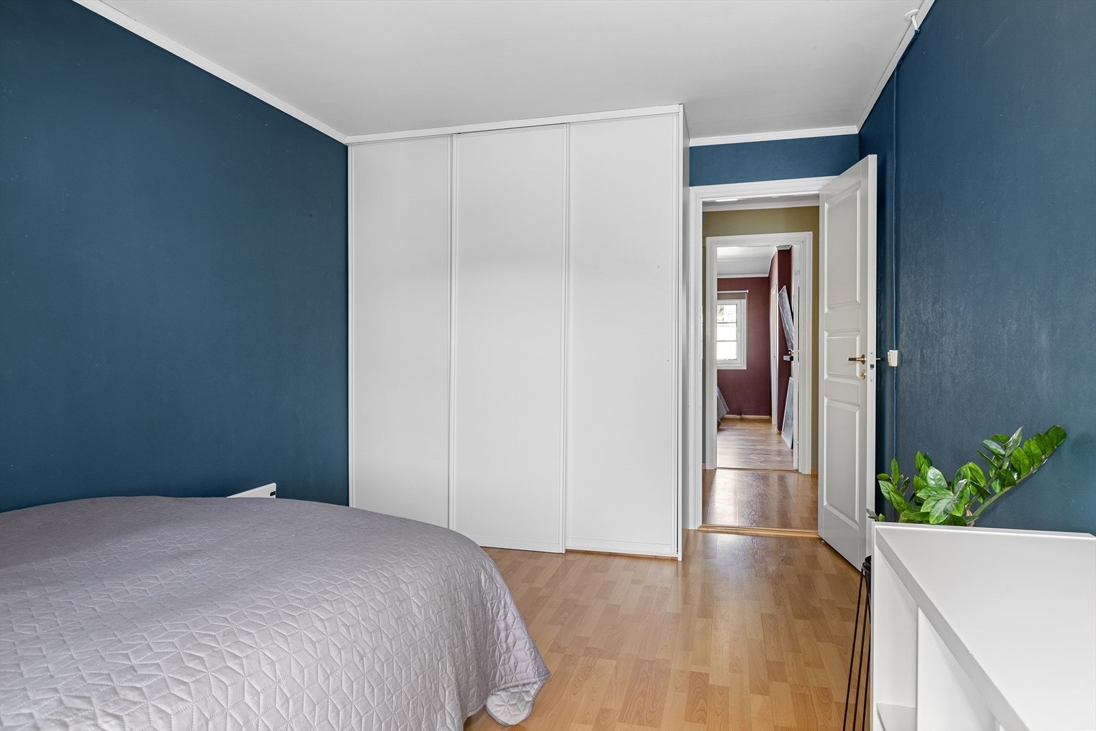 Etablert praktisk skyvedørsgarderobe Galleribilde