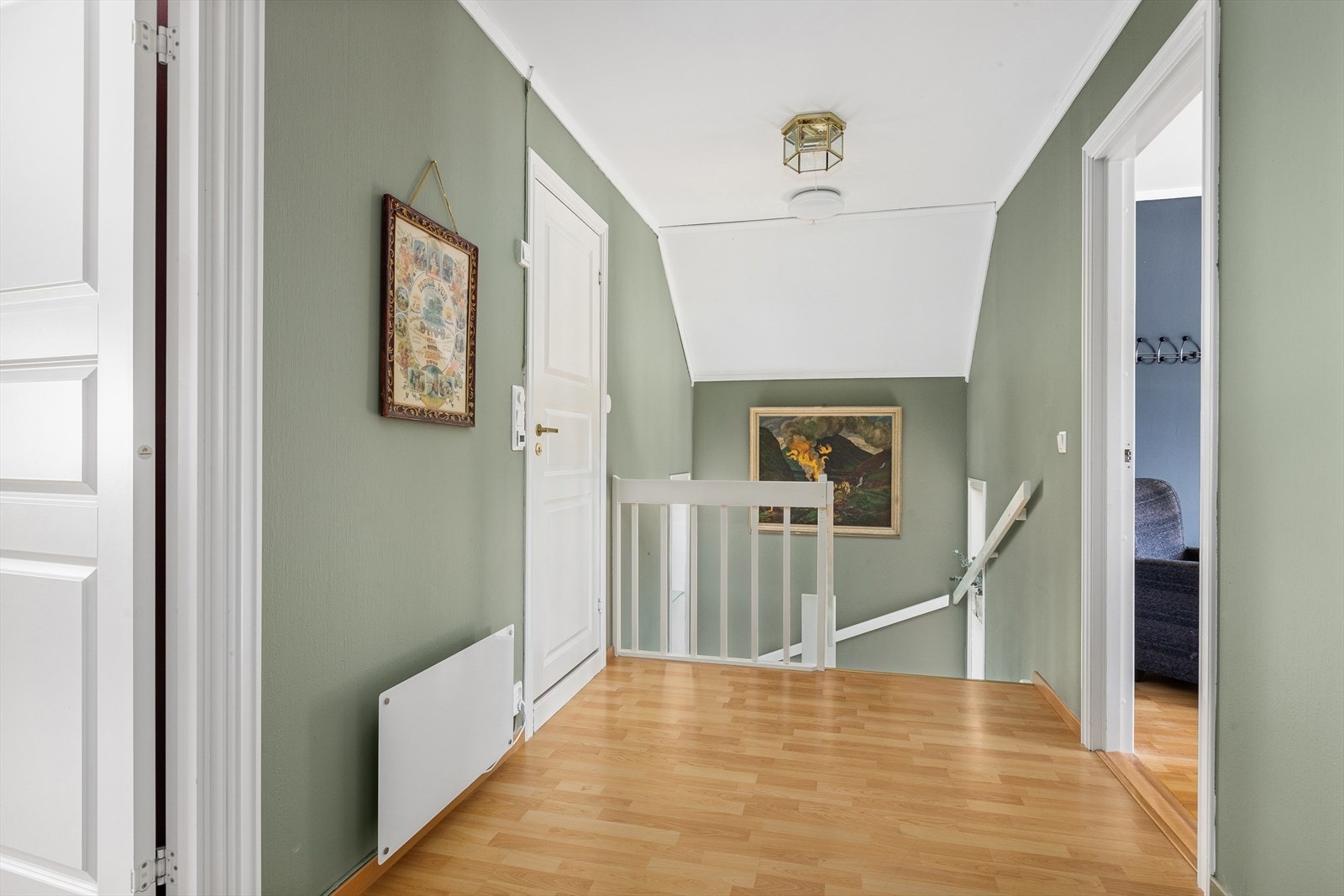 I boligens 3. Etasje inneholder 3 soverom, bad og bod Galleribilde
