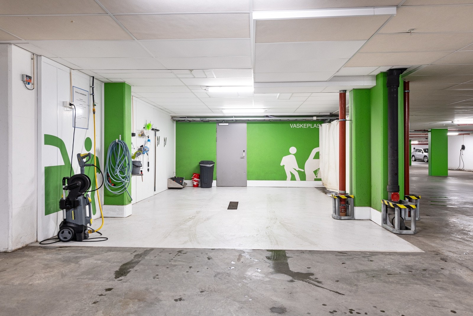 Fra fellesområde i kjeller er det vaskeplass for bil Galleribilde