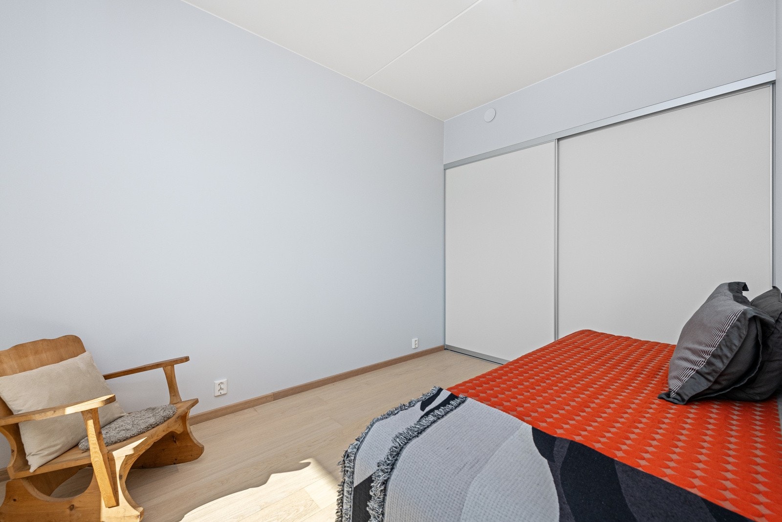 Stor skyvedørsgarderobe Galleribilde
