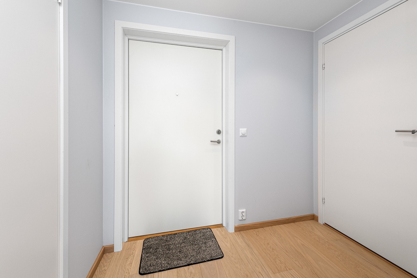 Entré med plass til yttertøy - adkomst til bod i leiligheten Galleribilde